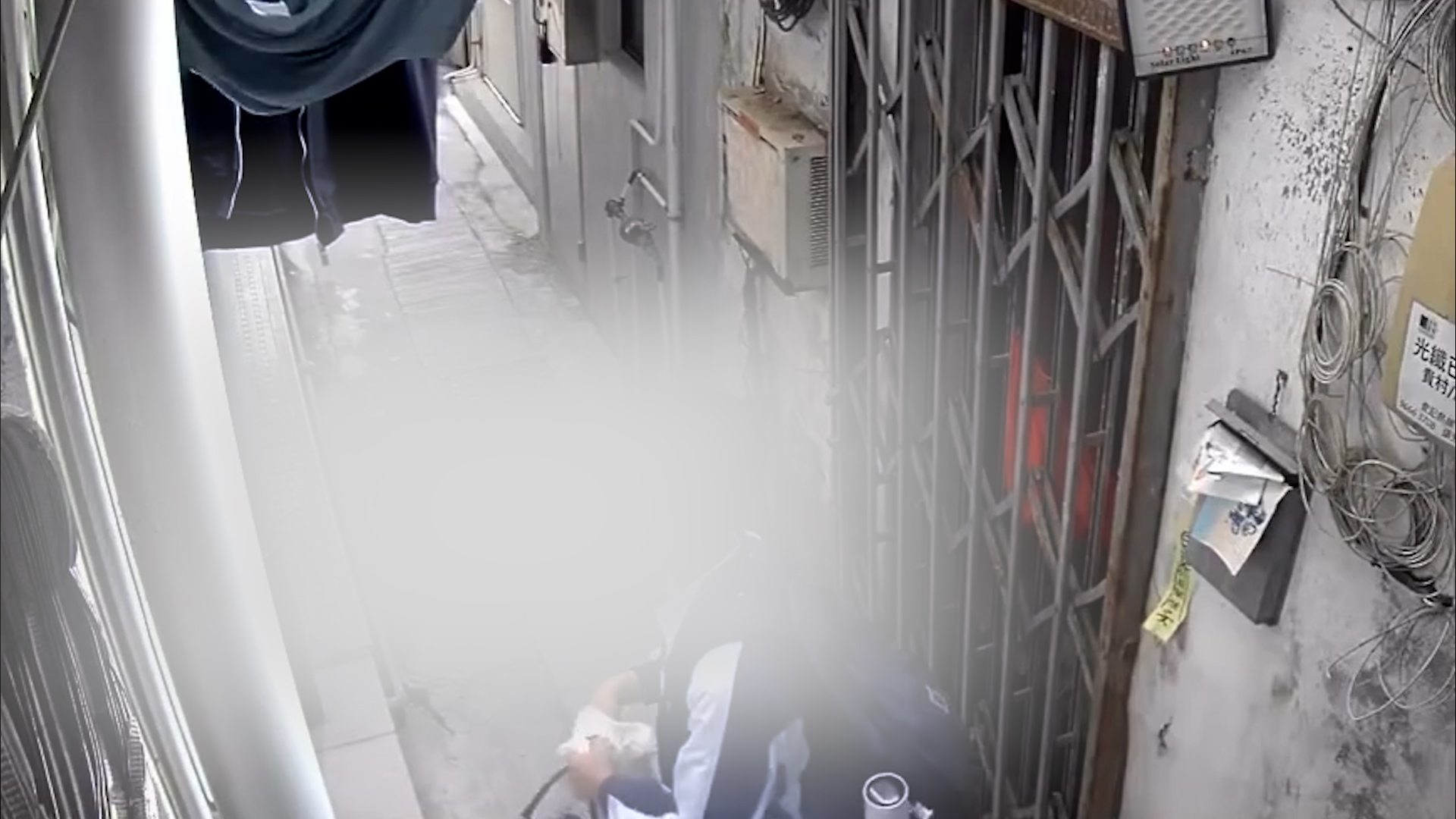 東張西望天眼直擊｜男學生村屋外留連　多次跳高偷走「胸圍內褲」