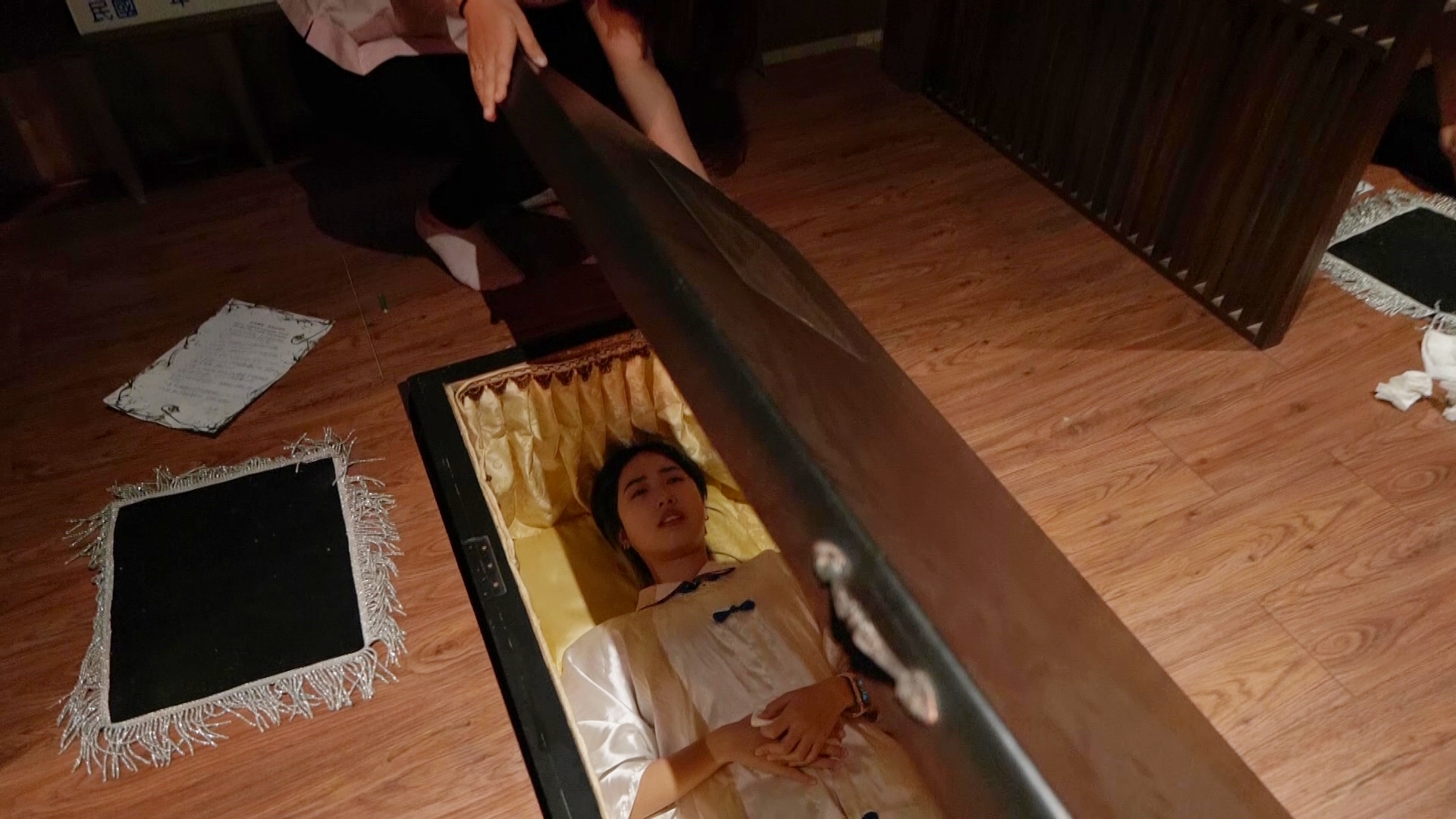 課堂以 分組形式進行，行仔及暉哥負責扮演亡者。