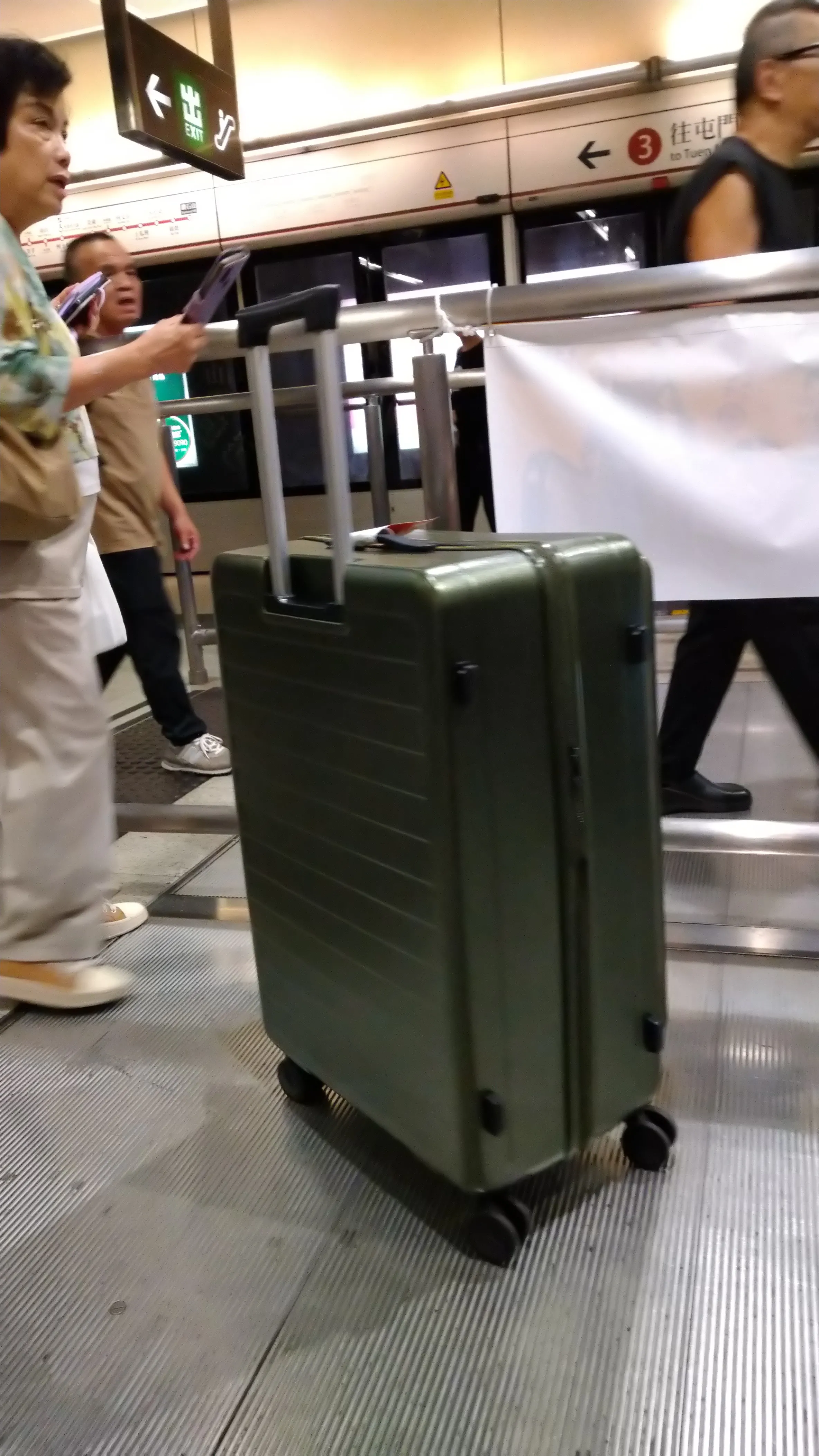 港鐵乘客攜三大行李箱搭扶手梯釀混亂　事主：老人家「骨牌咁冧」