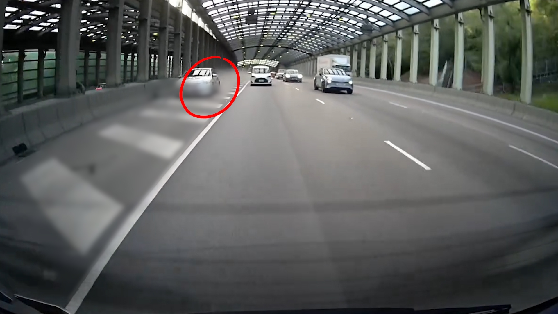 車Cam直擊｜屯門公路私家車狂飆　飛石擊中擋風玻璃　車主：差啲畀佢謀殺