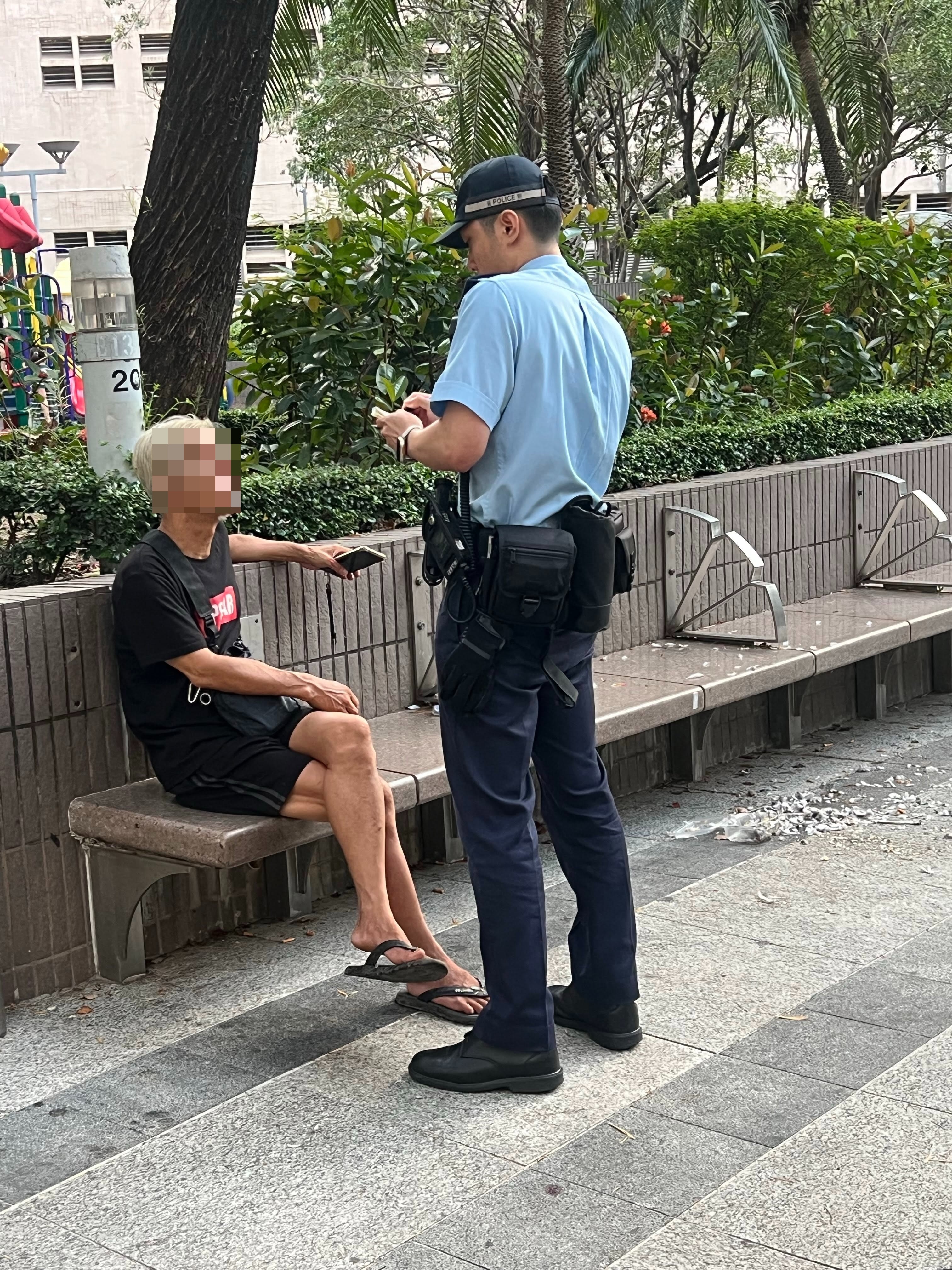 警員到場調查時，涉事男子在場助查，旁邊有一地羽毛。（Threads圖片／@mkjai1234）