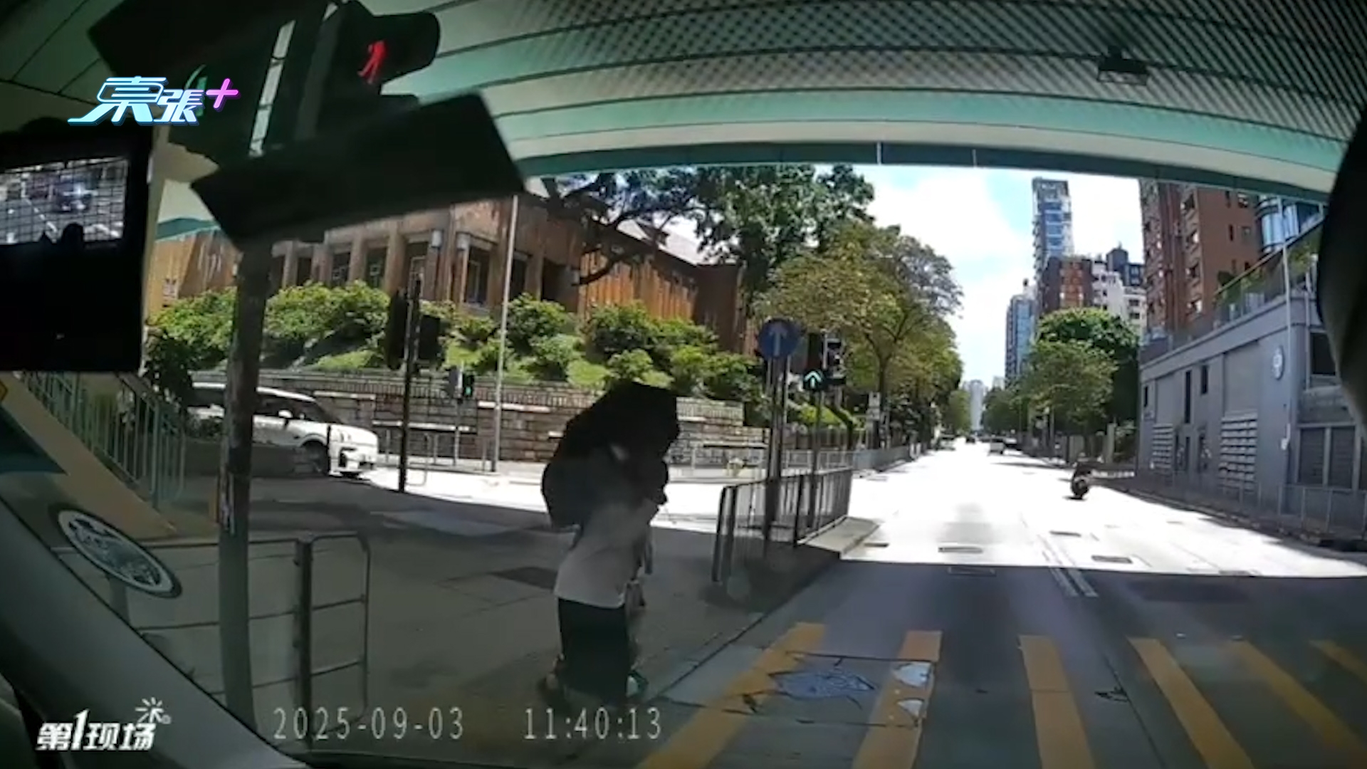 車Cam直擊｜九龍塘工人姐姐亂拖細路過馬路險被撞　網民：真係亂嚟