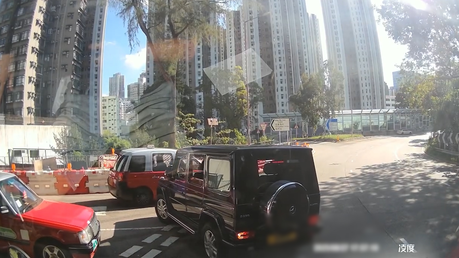 「馬路炸彈」四圍走　唔掛車牌逆線行仲撞貨車尾