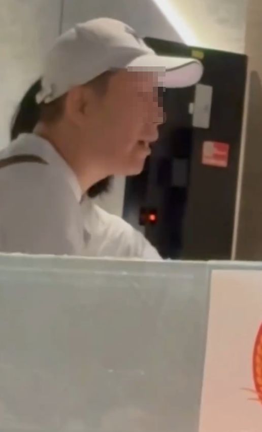 有片｜大叔爭鮮店內爆粗大鬧更掟錢辱女店員　食客狂轟「影衰香港人」