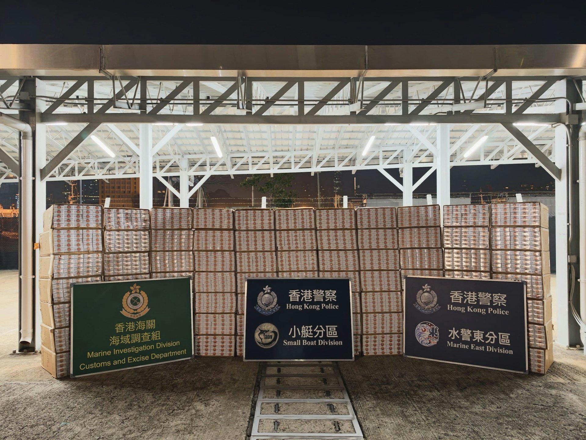 人員在西貢亞公灣檢獲大批私煙，數名搬貨男子登上快艇逃去。（警方圖片）