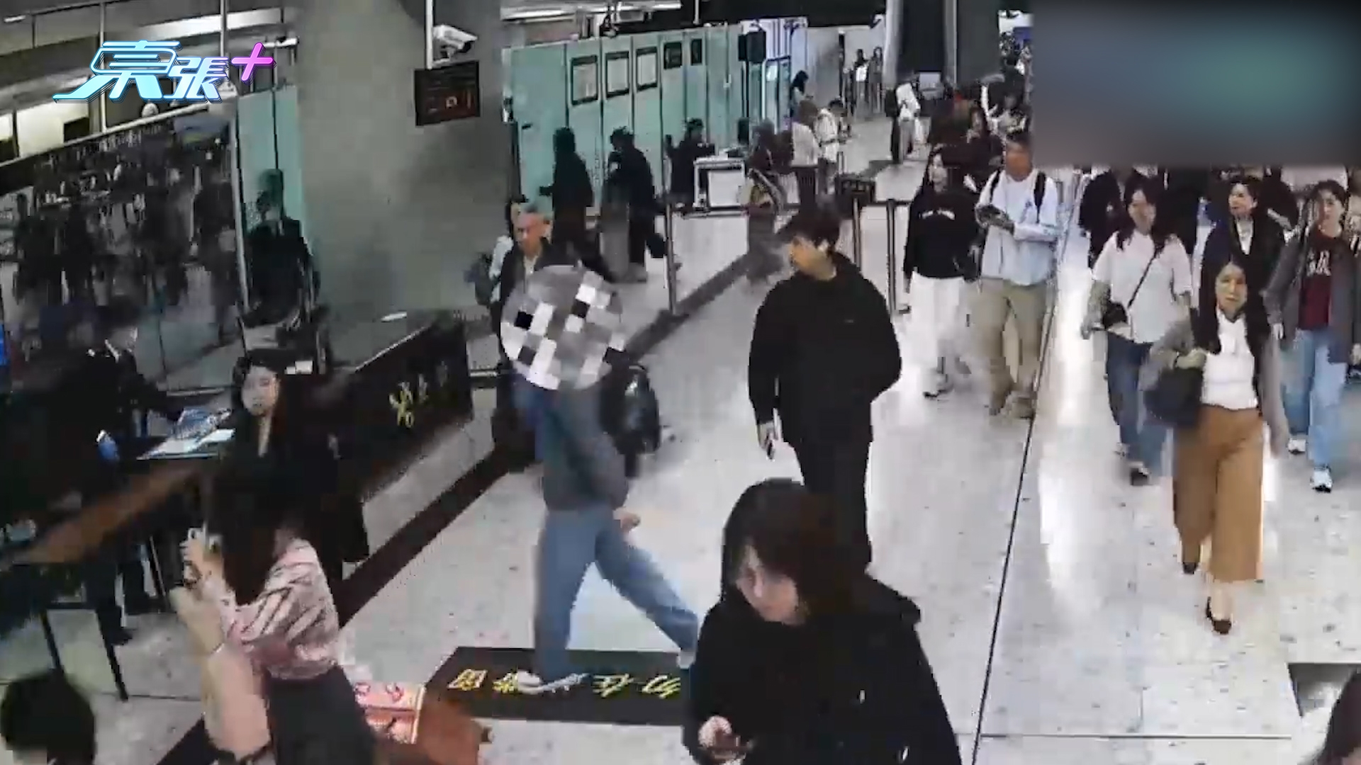 男子入境香港攜「超額美元」現鈔疑走資　西九龍站過關神色緊張最後被截 (內地海關總署影片截圖)