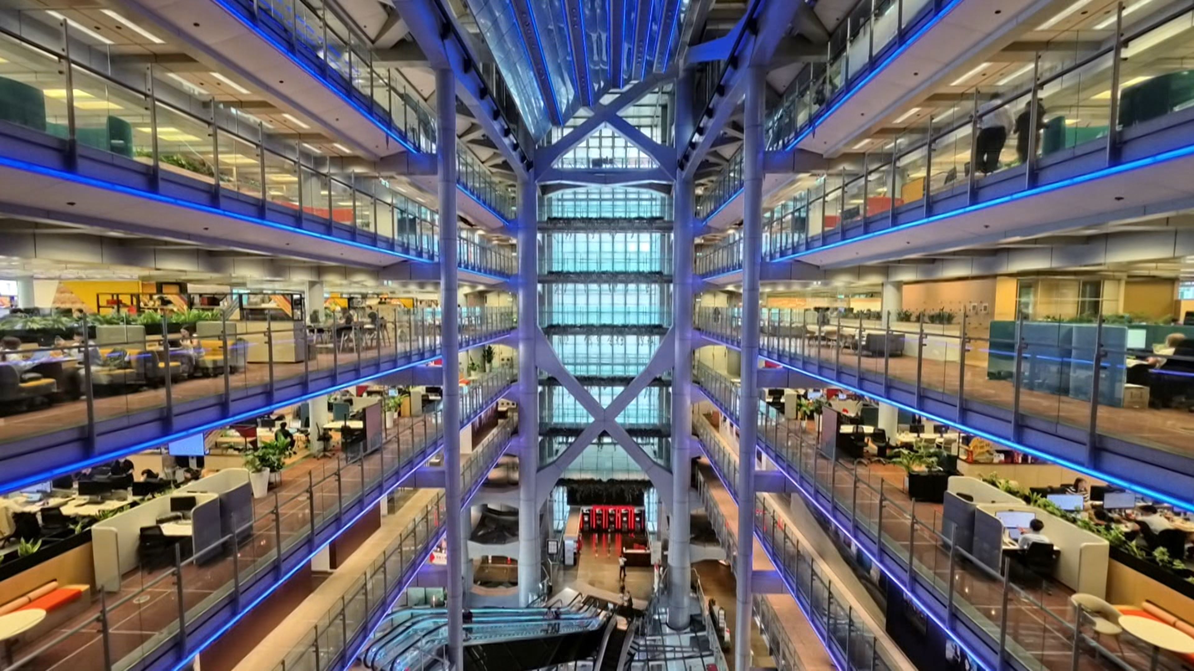 有別於傳統辦公大樓將電梯、樓梯集中於核心區域，總行將這些設施移至大廈兩旁，將鋼架結構懸掛於建築之外，釋放更多內部空間，既實用又大膽前衛。