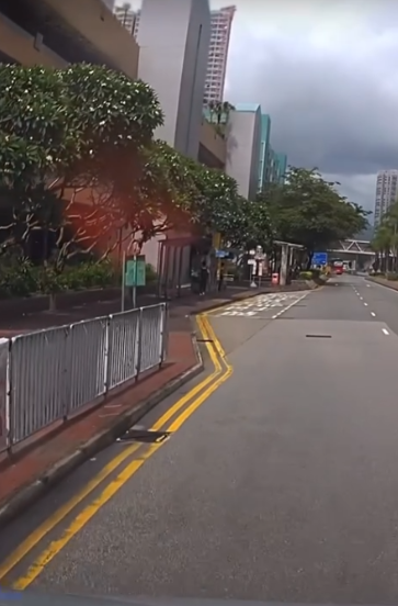 有片｜天水圍巴士迷為影巴士擺雪糕筒擋馬路