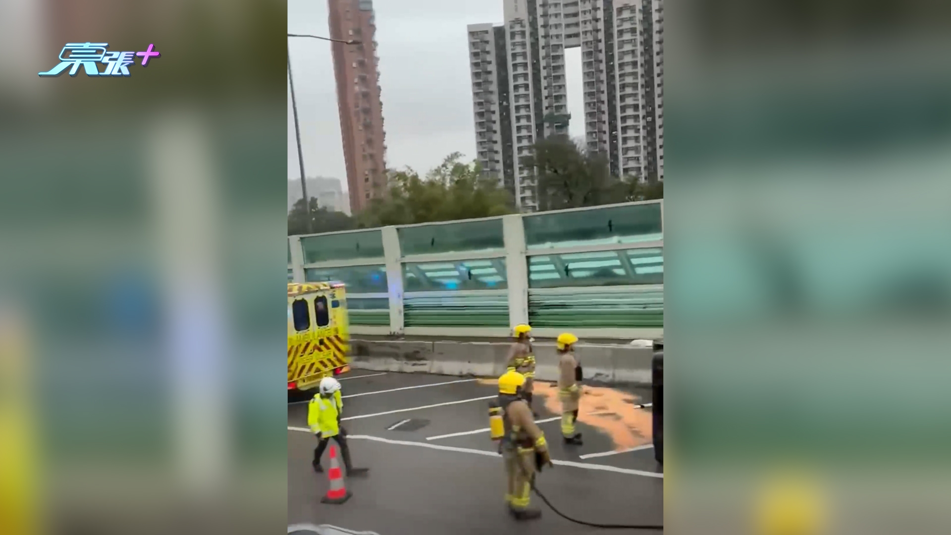 有片｜屯門公路客貨車自炒翻側　消防爬車救人　往九龍方向車龍塞爆 （FB＠屯門公路塞車關注組）