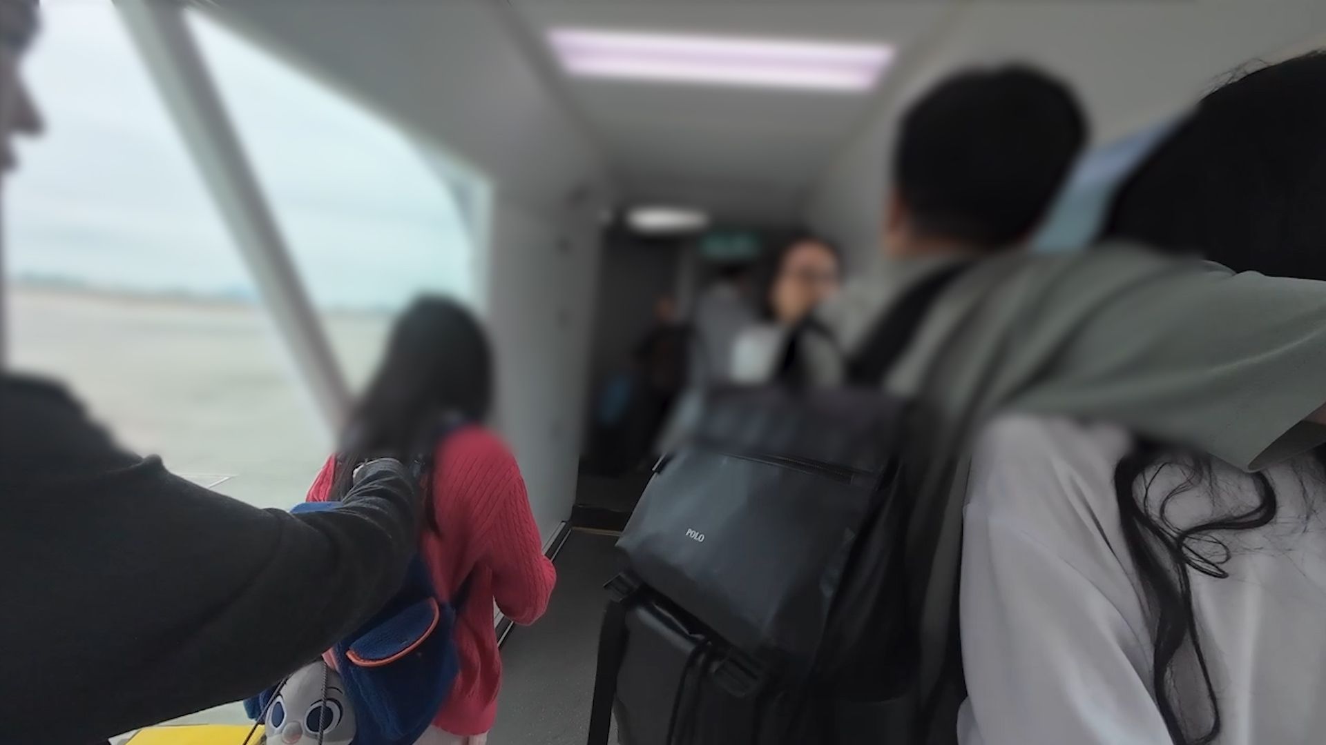 港航印尼峇厘航班惡夫婦罵空姐再撞乘客，男子一度揮拳兇人。