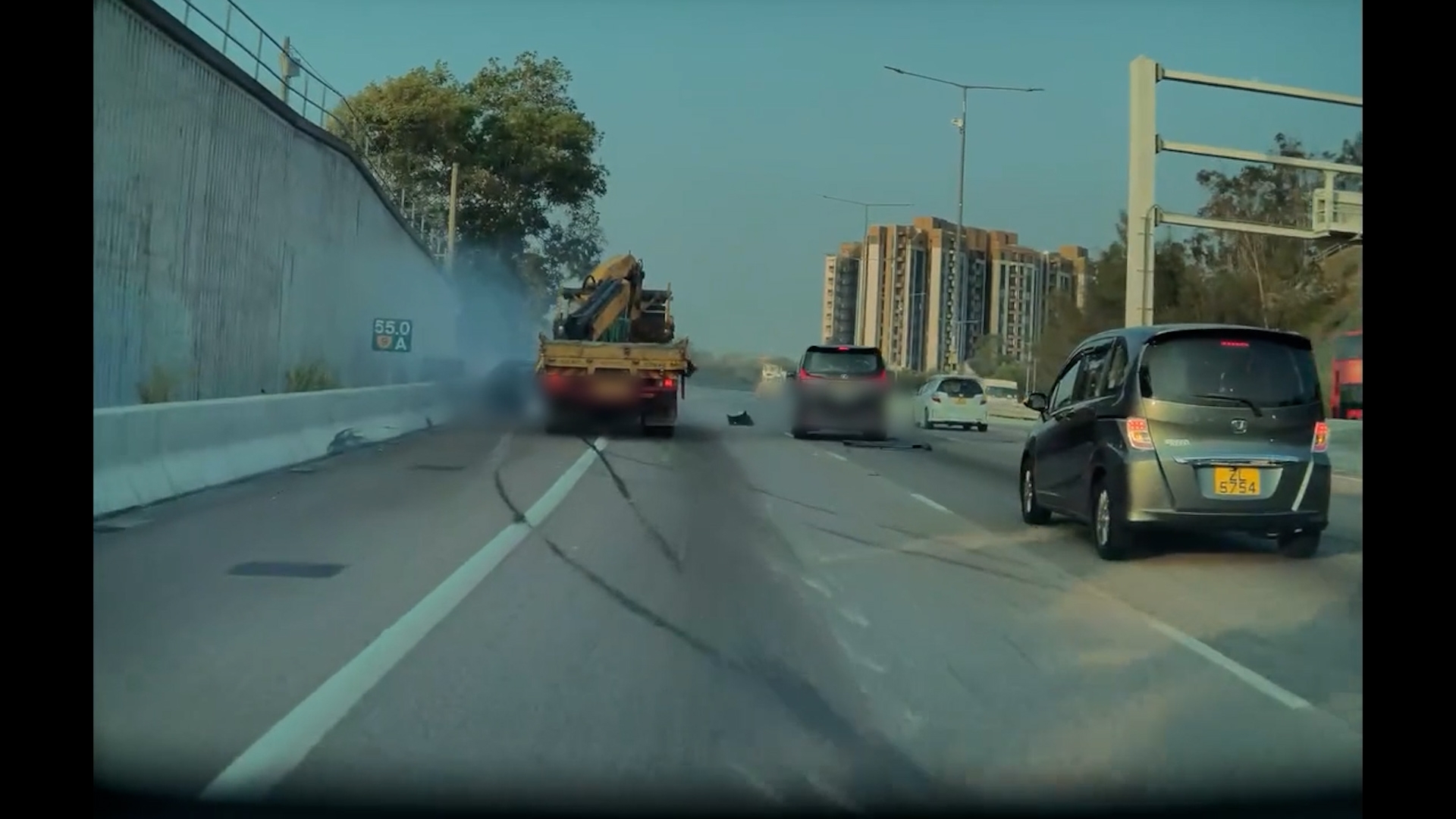 藍色私家車先撼沿中線行駛的中港澳門三地車牌七人車，最終連跨三條線撞向慢線吊臂車，揚起大量灰塵和白煙。（Facebook影片截圖／車cam L（香港群組）／Wai Him Wu）