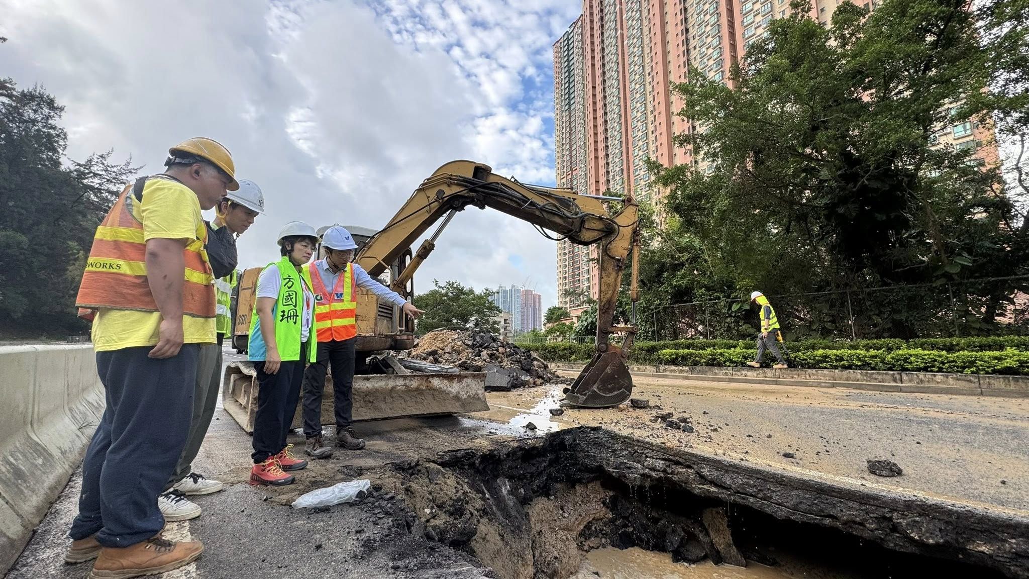 將軍澳環保大道直徑900毫米咸水管爆裂。(FB@方國珊)