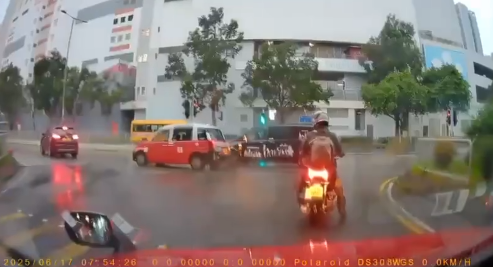 車Cam直擊｜天雨路滑的士慘遭貨van攔腰撞
