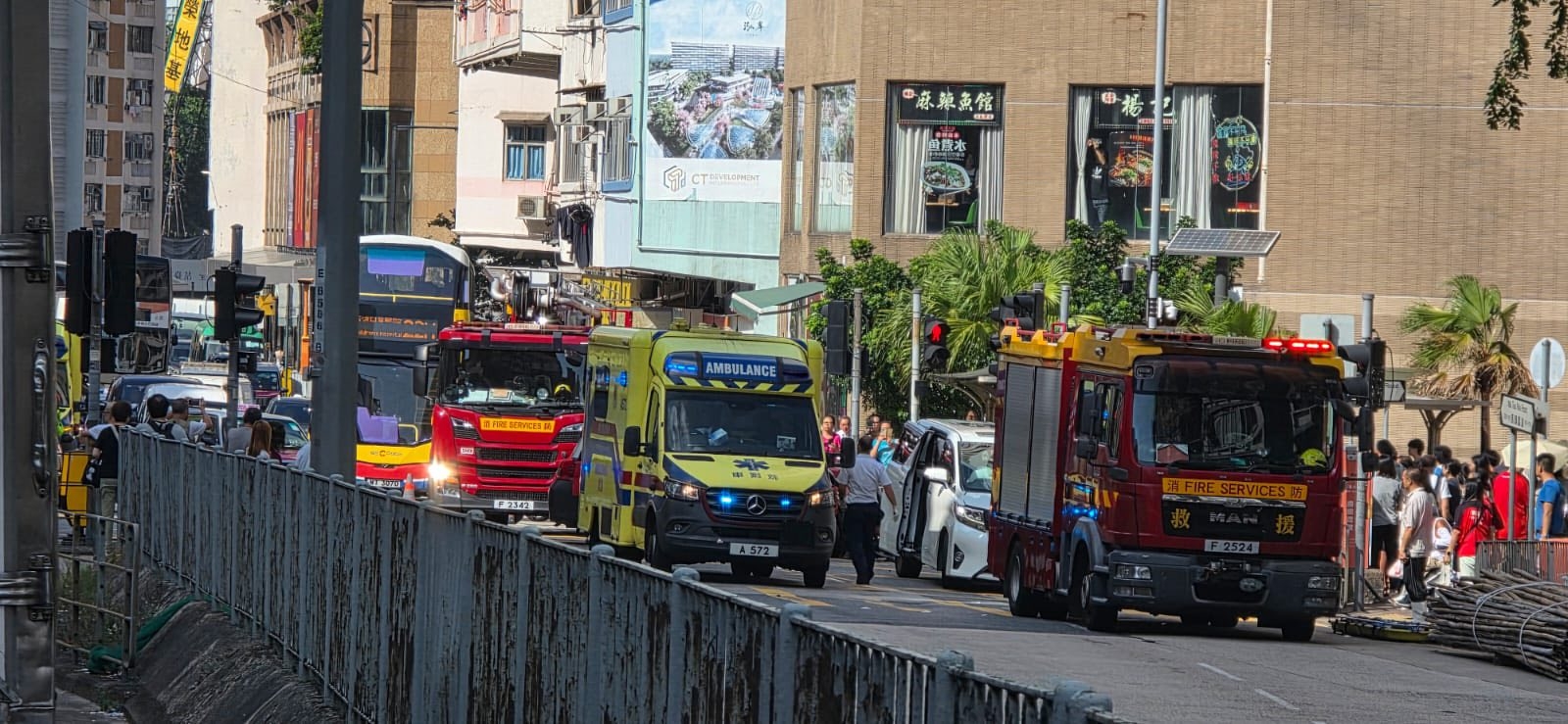 土瓜灣的士與私家車相撞　的士車頭全毀　4人受傷送院