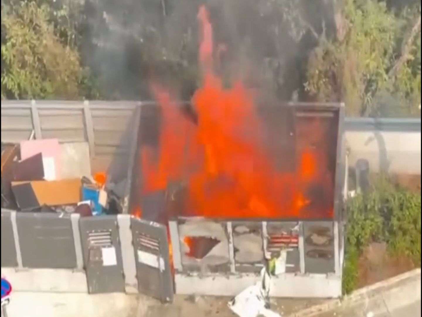 皇后山邨垃圾站起火保安勇敢救火