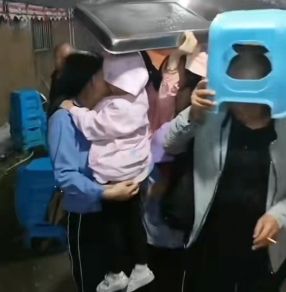 食客狼狽地用各種物件保護頭部，防止被冰雹砸傷。網絡圖片