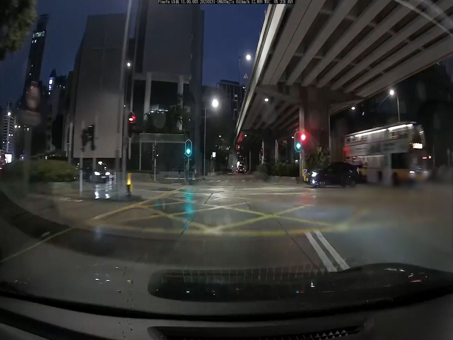 私家車新年勁陰功！加士居道天橋底先遇切線再碰U-turn