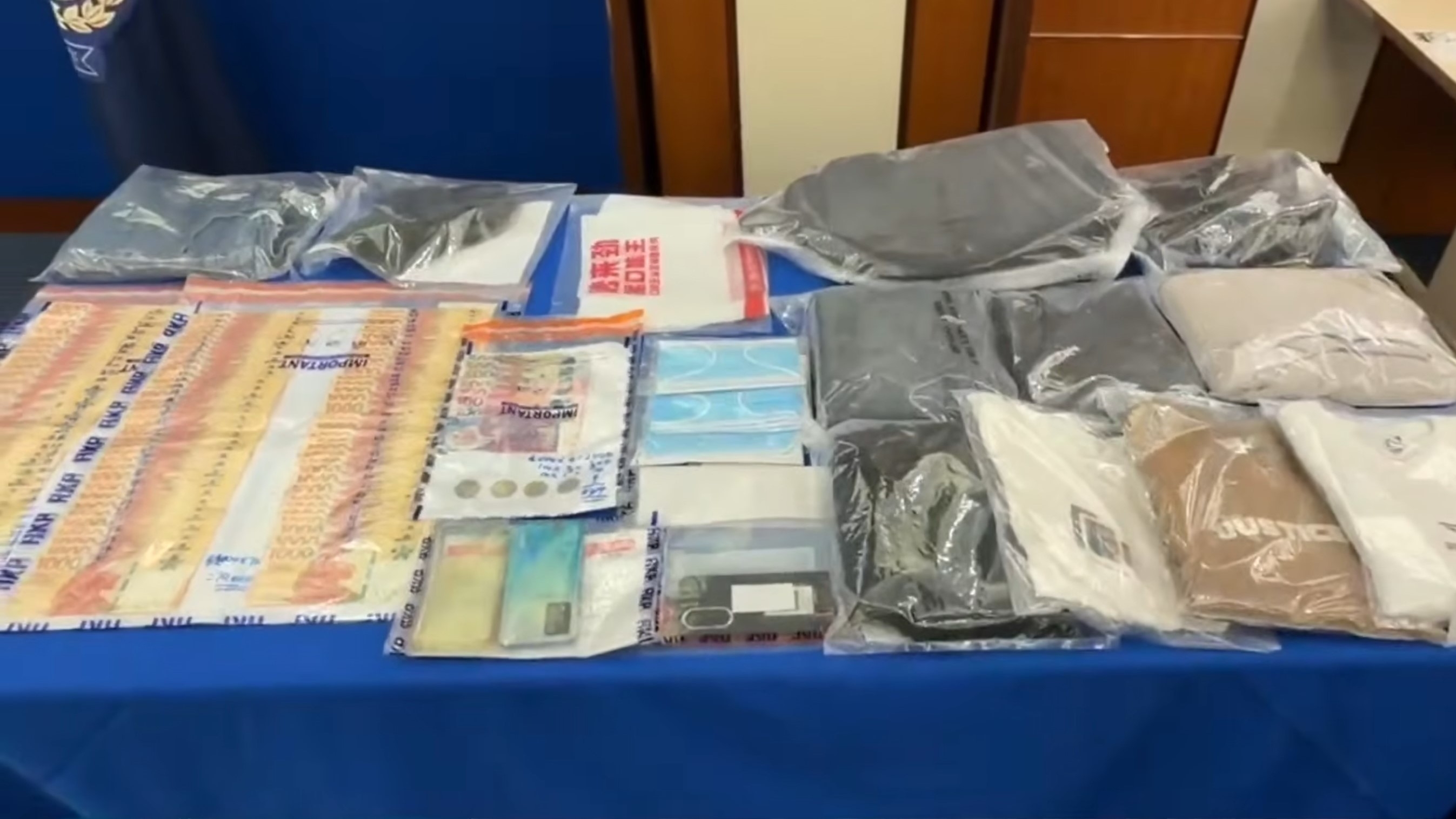 涉案物品。（警方YouTube直播截圖）