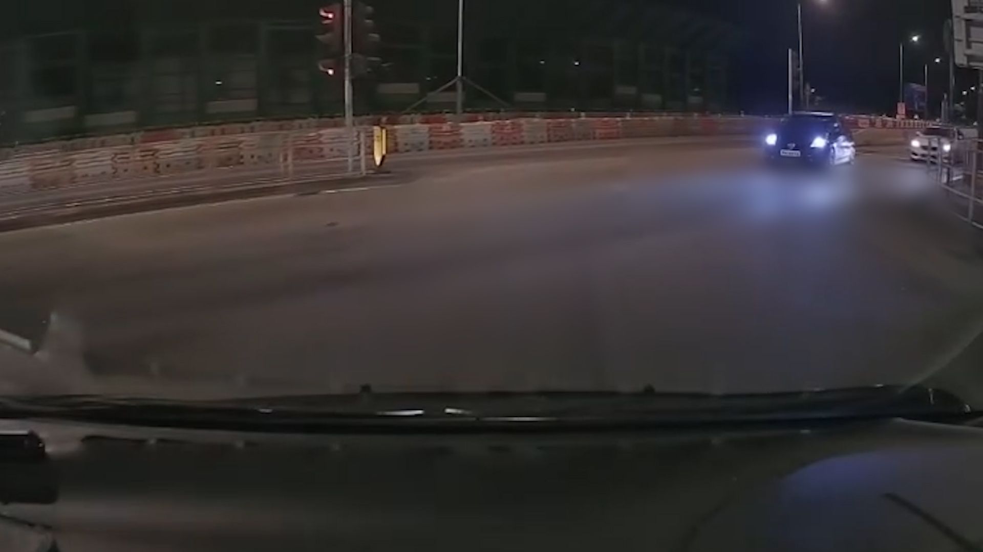 元朗深夜驚見馬路炸彈逆線行仲撞欄杆。(影片截圖)