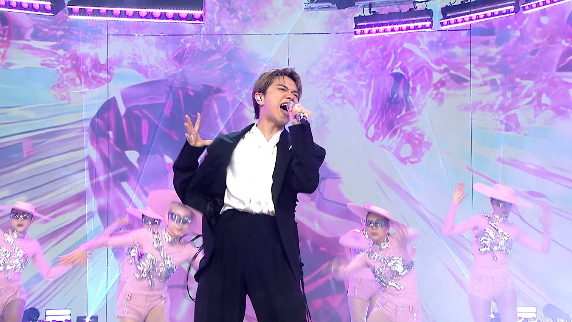 張敬軒就負責打頭陣，為節目揭開序幕。