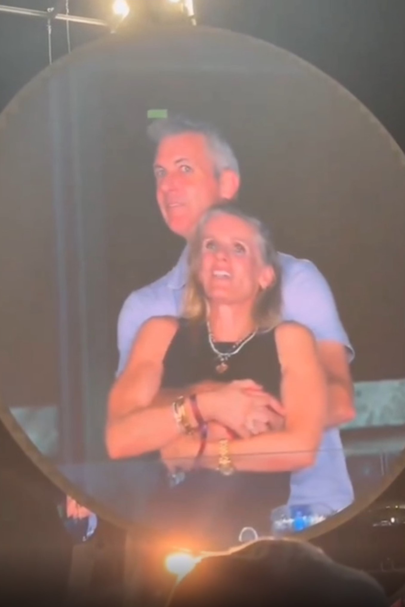 Coldplay演唱會Kiss Cam環節，意外揭露科技公司高層婚外情。（網上影片截圖）