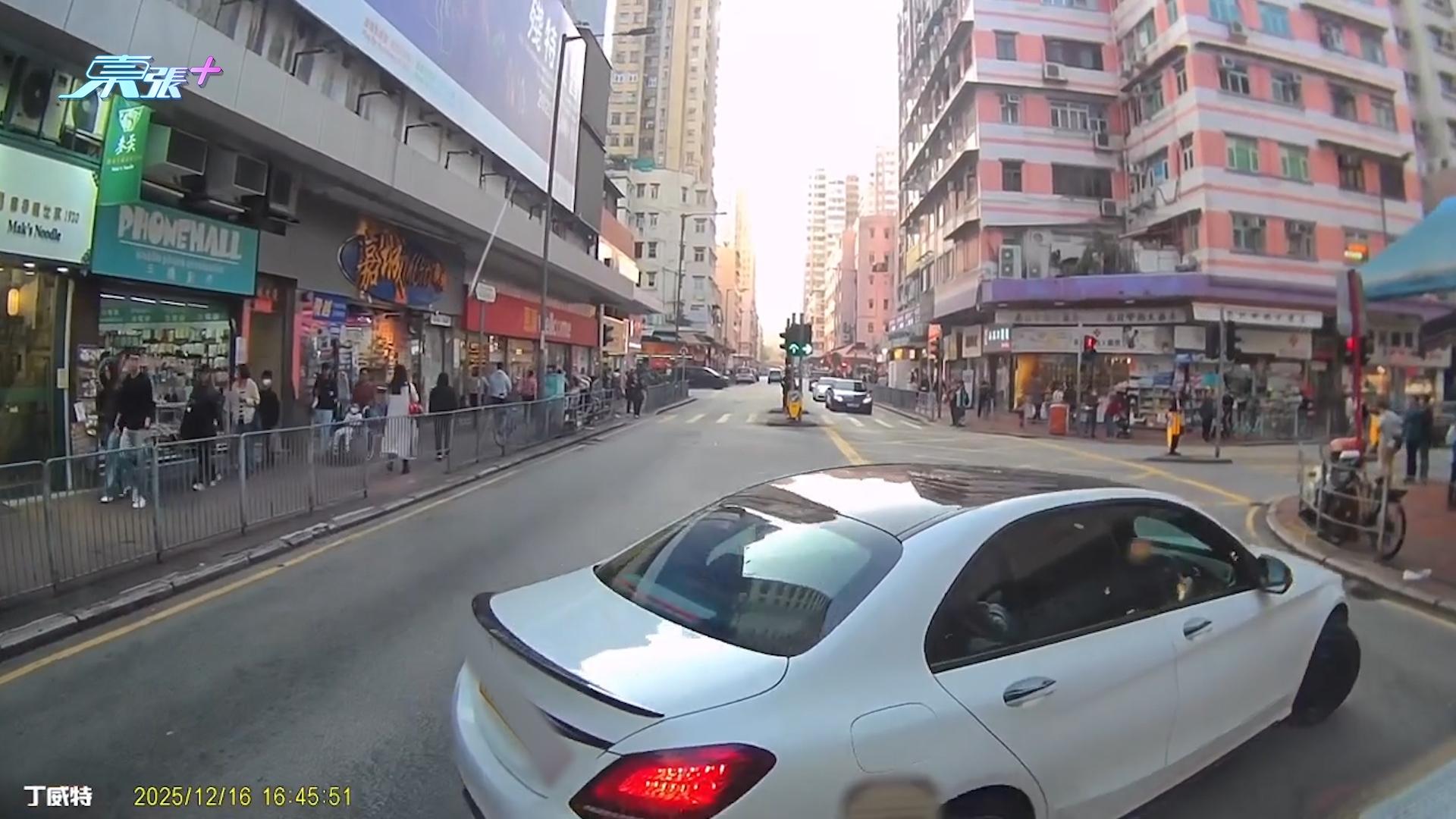 車Cam直擊｜元朗P牌女司機馬路突Uturn　阿Sir「時運高」睇唔到無執法