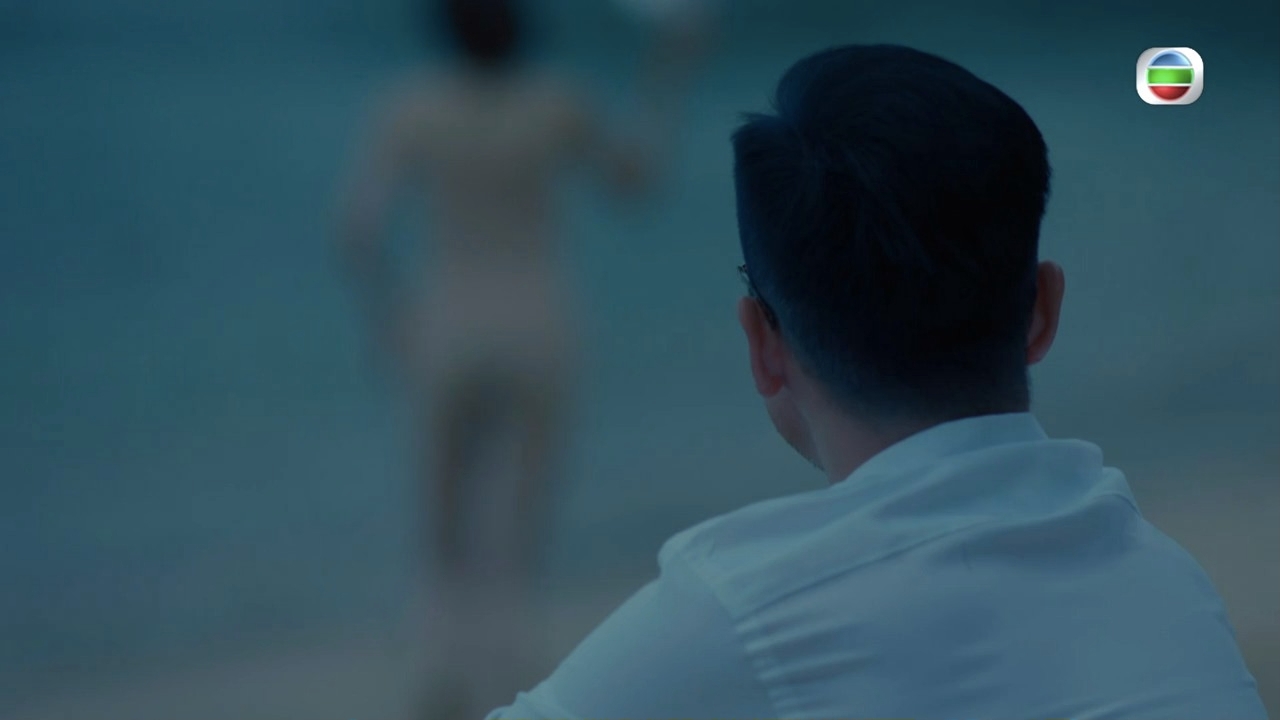 Frances同章經講起患病嘅妹妹忍唔住眼濕濕，之後即興游「裸泳」。