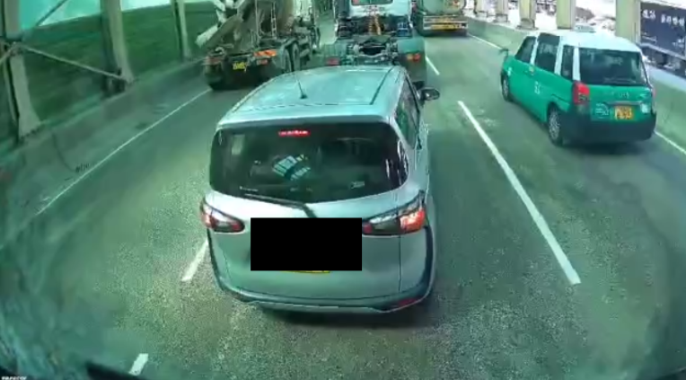 車Cam直擊｜屯門公路私家車突停駛「閘大車」　疑不服氣路中心落車