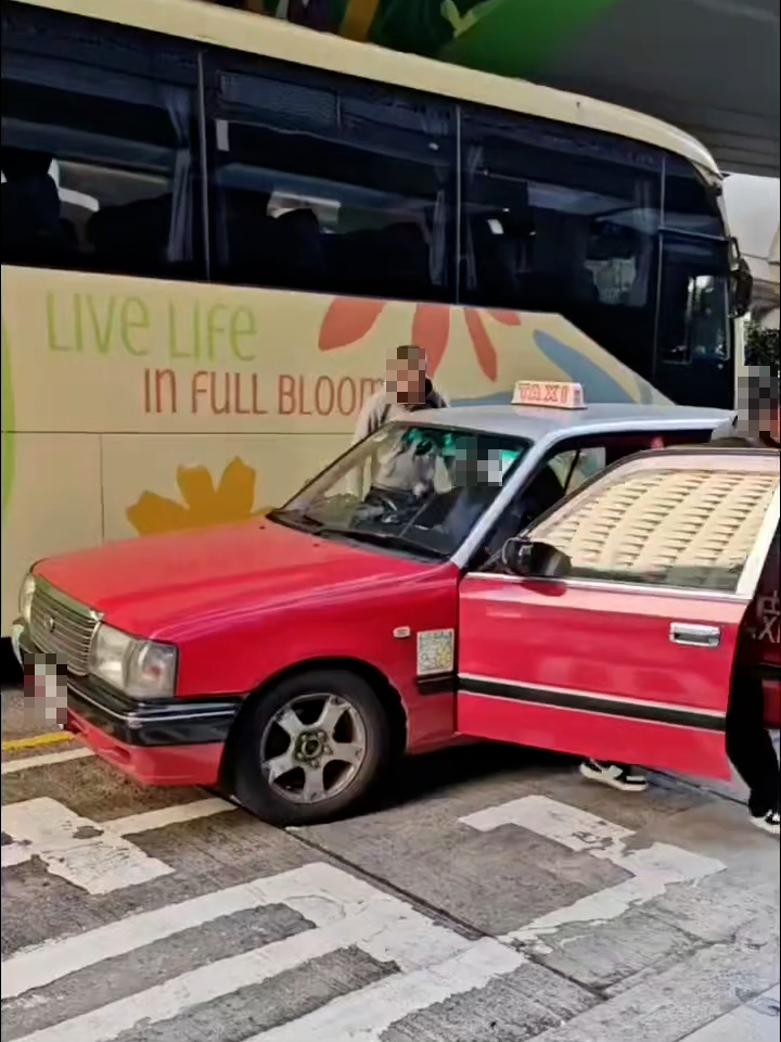 的士上三名乘客見到兩男發生衝突，匆匆落車離去。（Threads影片截圖／chris168168168）