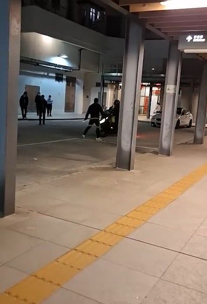 安達邨外賣員被男子爆粗追打，有人自稱為「三合會」成員。(影片截圖)