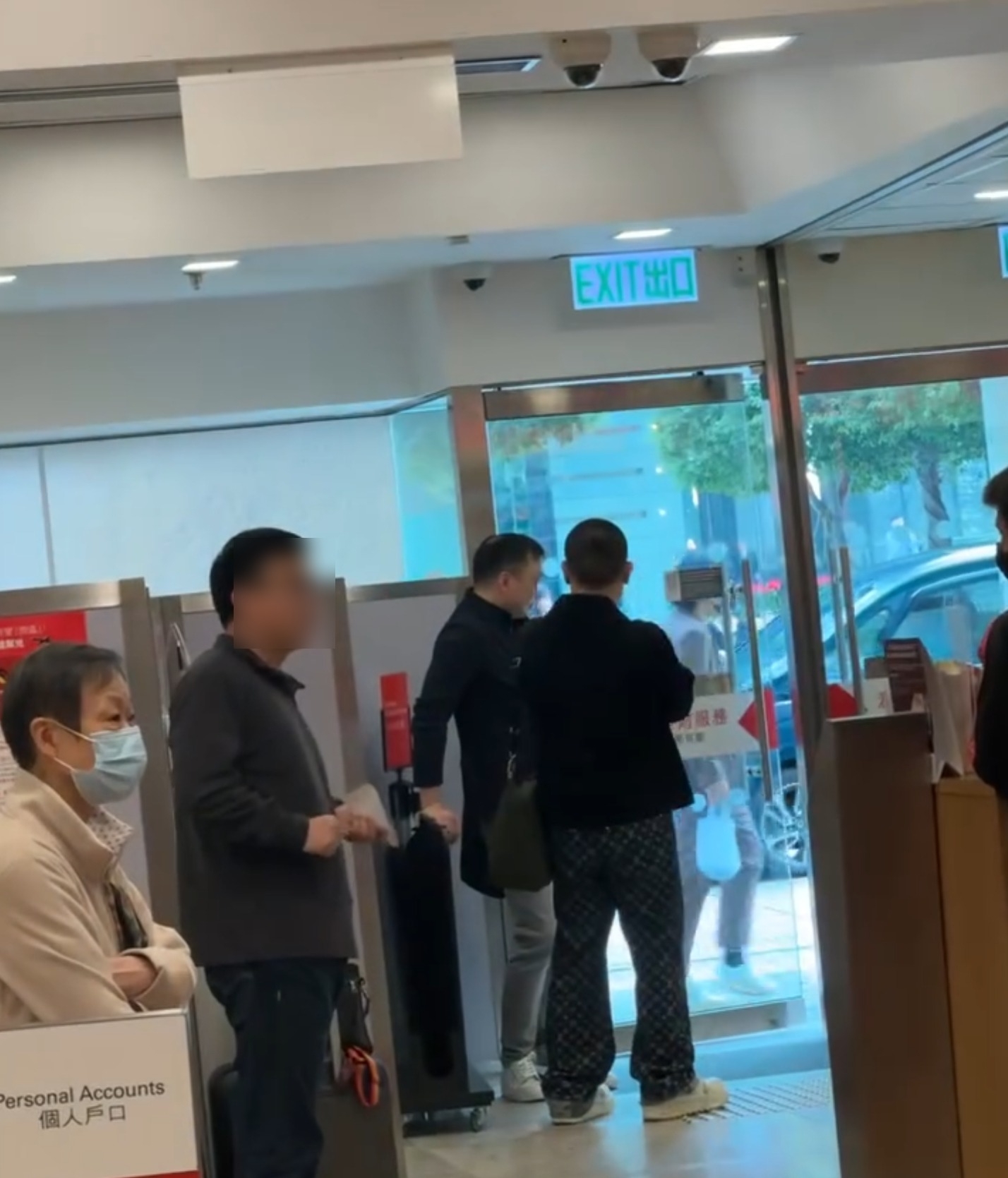 影片顯示，男子身穿深色衣服、戴眼鏡，以普通話質問職員：「你這樣兇客戶，是什麼態度？」 (網上截圖)