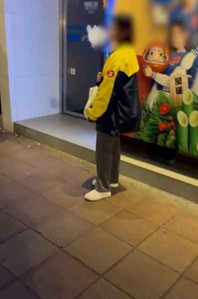 港鐵職員街頭穿制服吸煙被拍