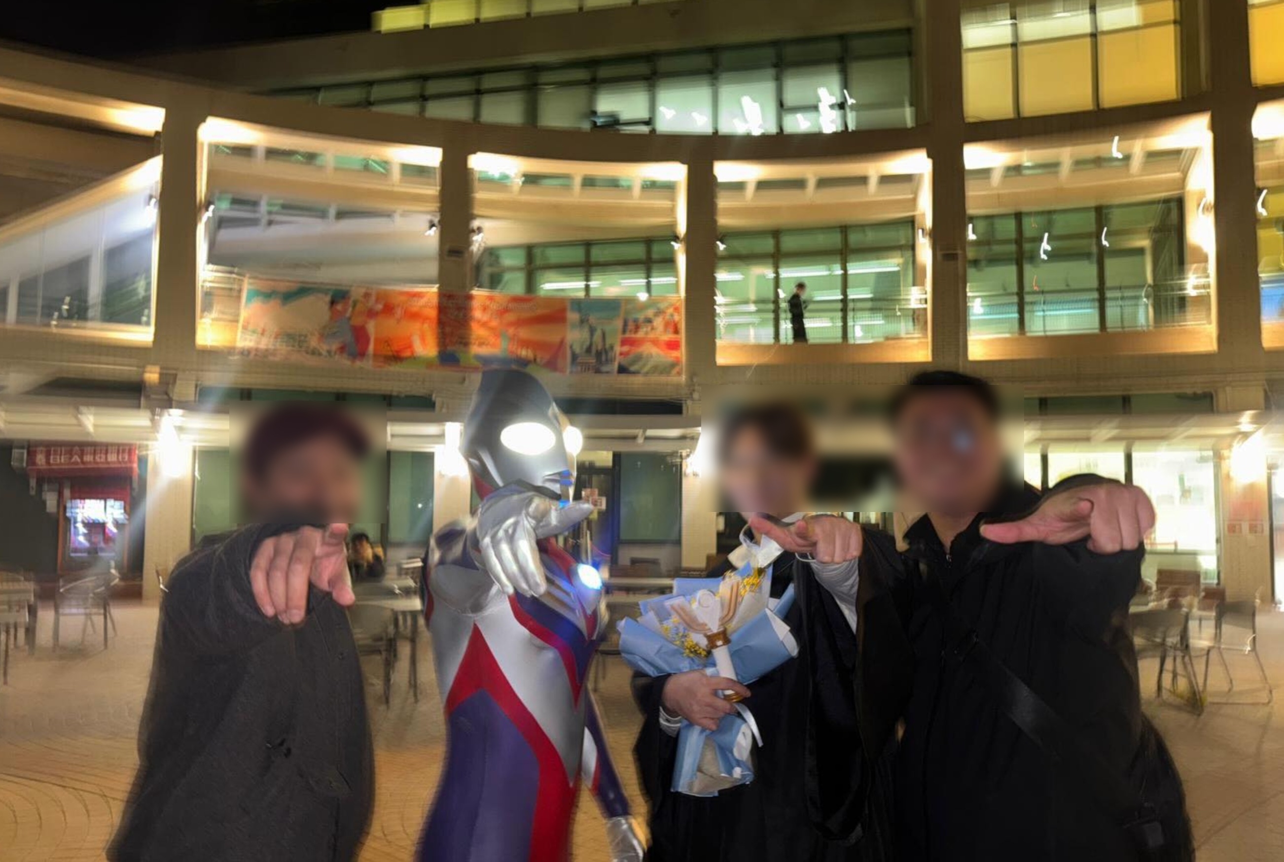 近日有大學畢業生邀請「超人迪加」現身慶祝，場面瞬間成為焦點。（網上圖片）