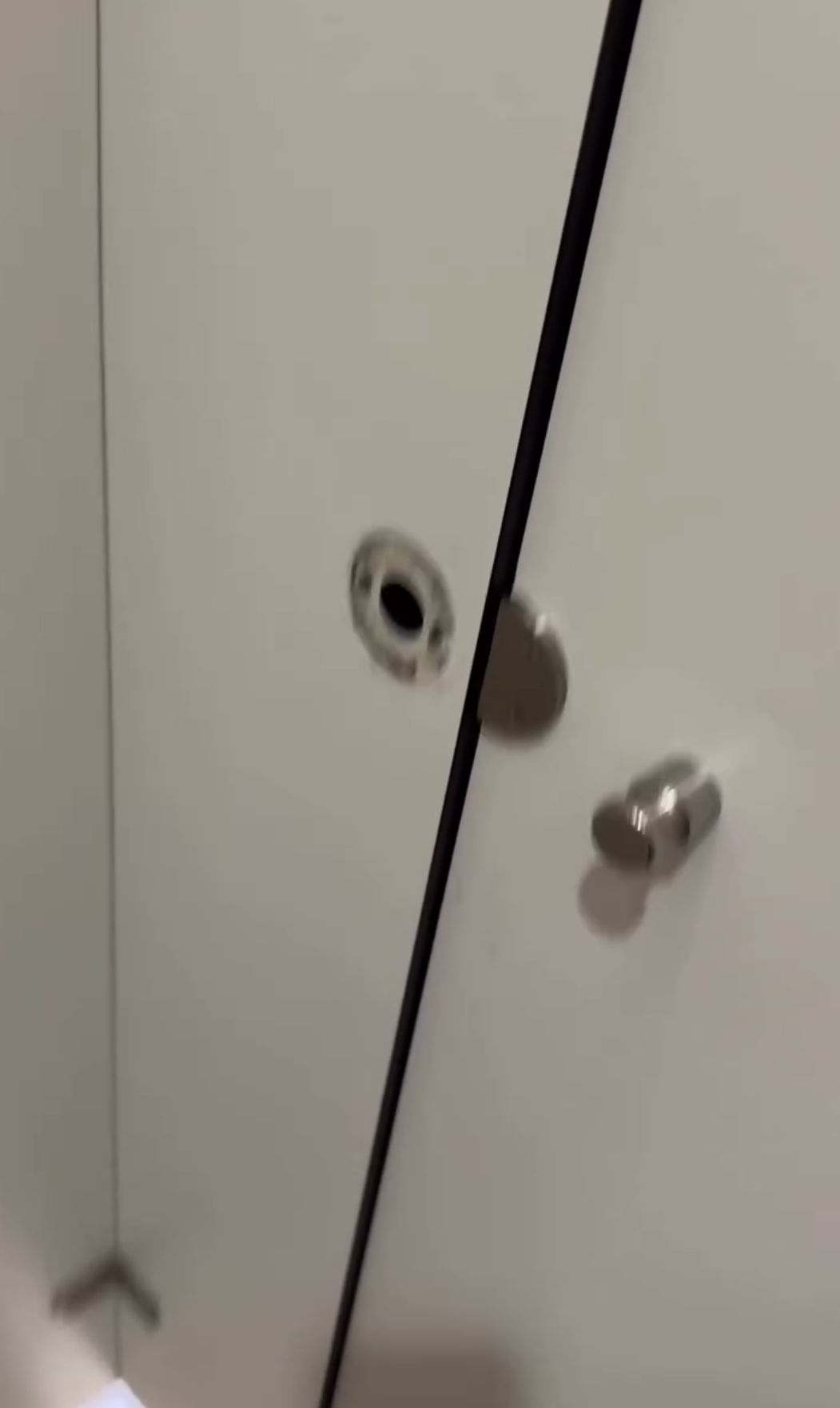 東張西望報料｜機場女洗手間如廁被內地大媽撞爛門鎖　事主：荒謬指數十粒星