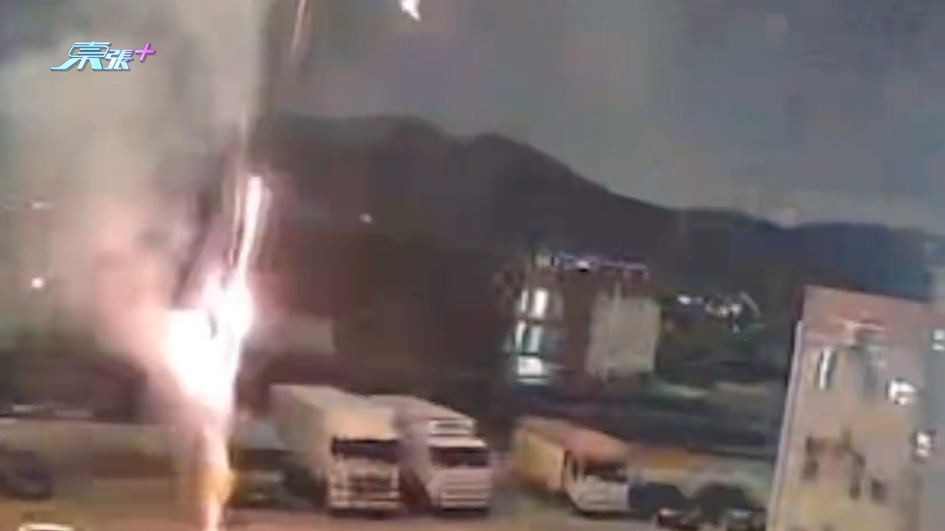 東張西望報料｜元朗山下村停車場非法搞「煙花大會」　村民：彈花晒啲車