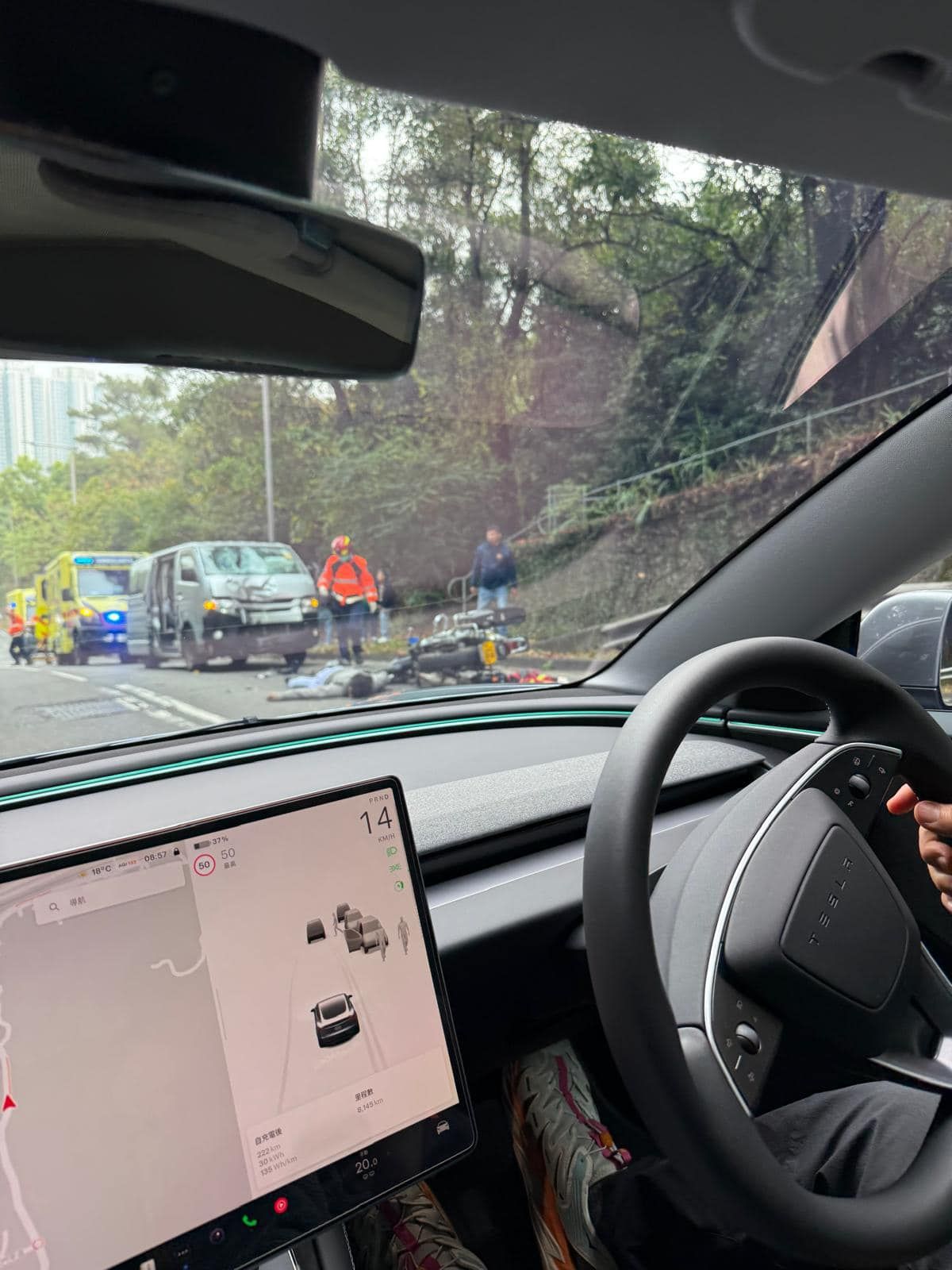 東涌道電單車撞貨Van車禍