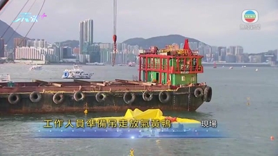 [現場]工作人員準備運走放氣黃色橡皮鴨 將運返船廠維修