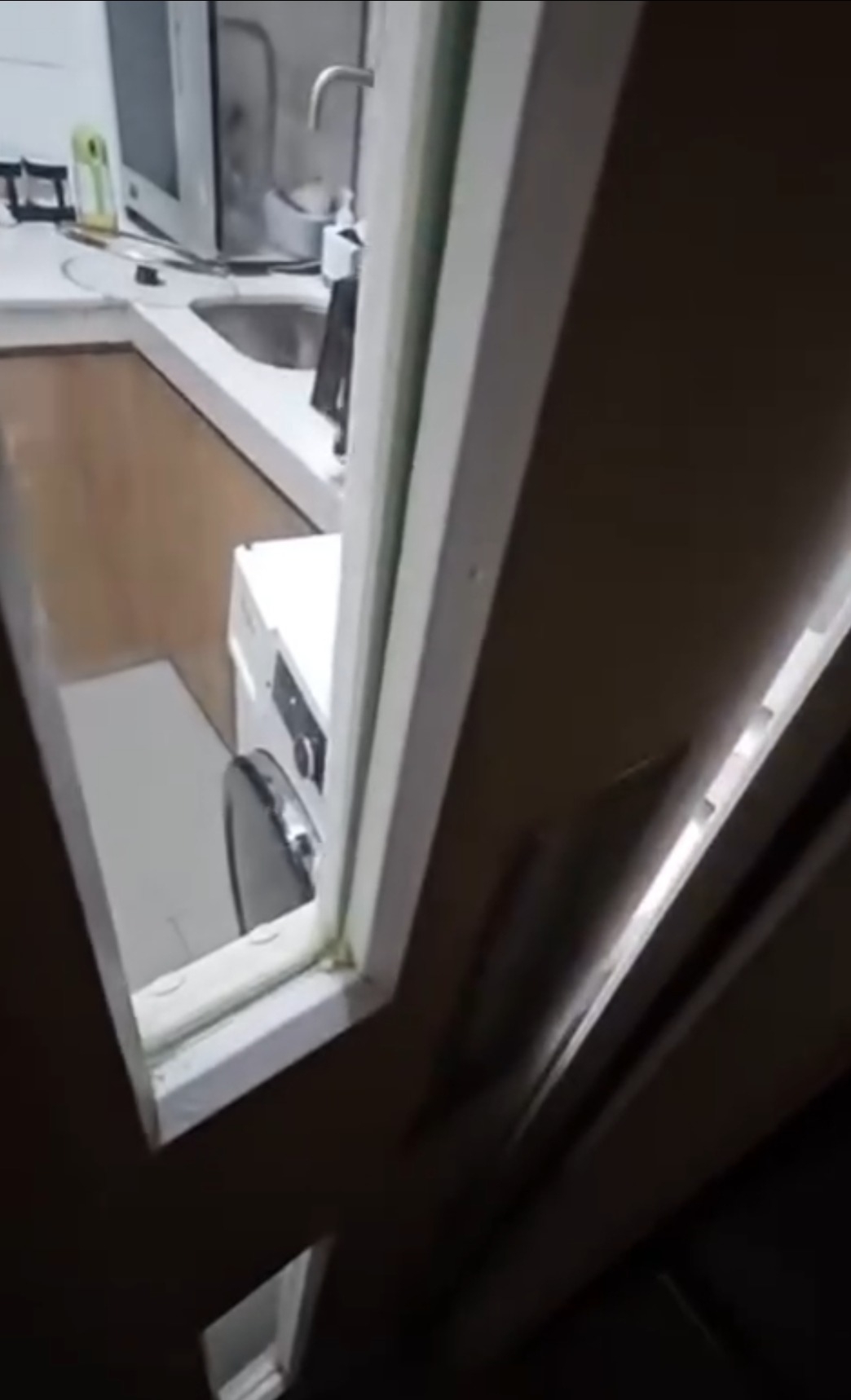 洗衣機「暴走」震出門外頂死廚房門　網民集思廣益：打爆窗定拆門？