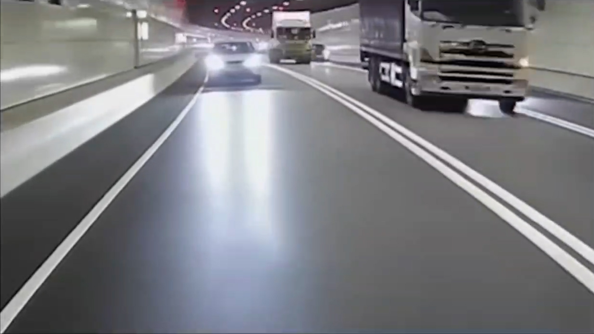 車Cam直擊｜中九龍繞道貨車拖頭玩「生死時速」　高速狂飆兼隧道互片