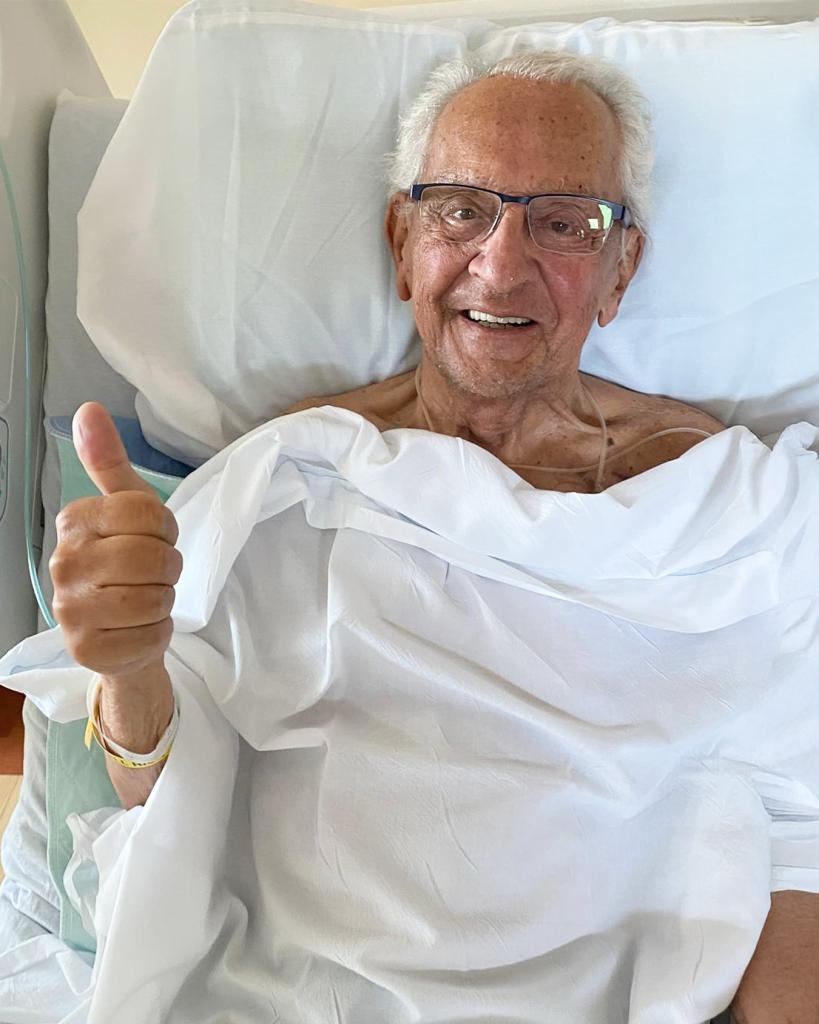 醫院病床上的男人微笑著豎起大拇指。