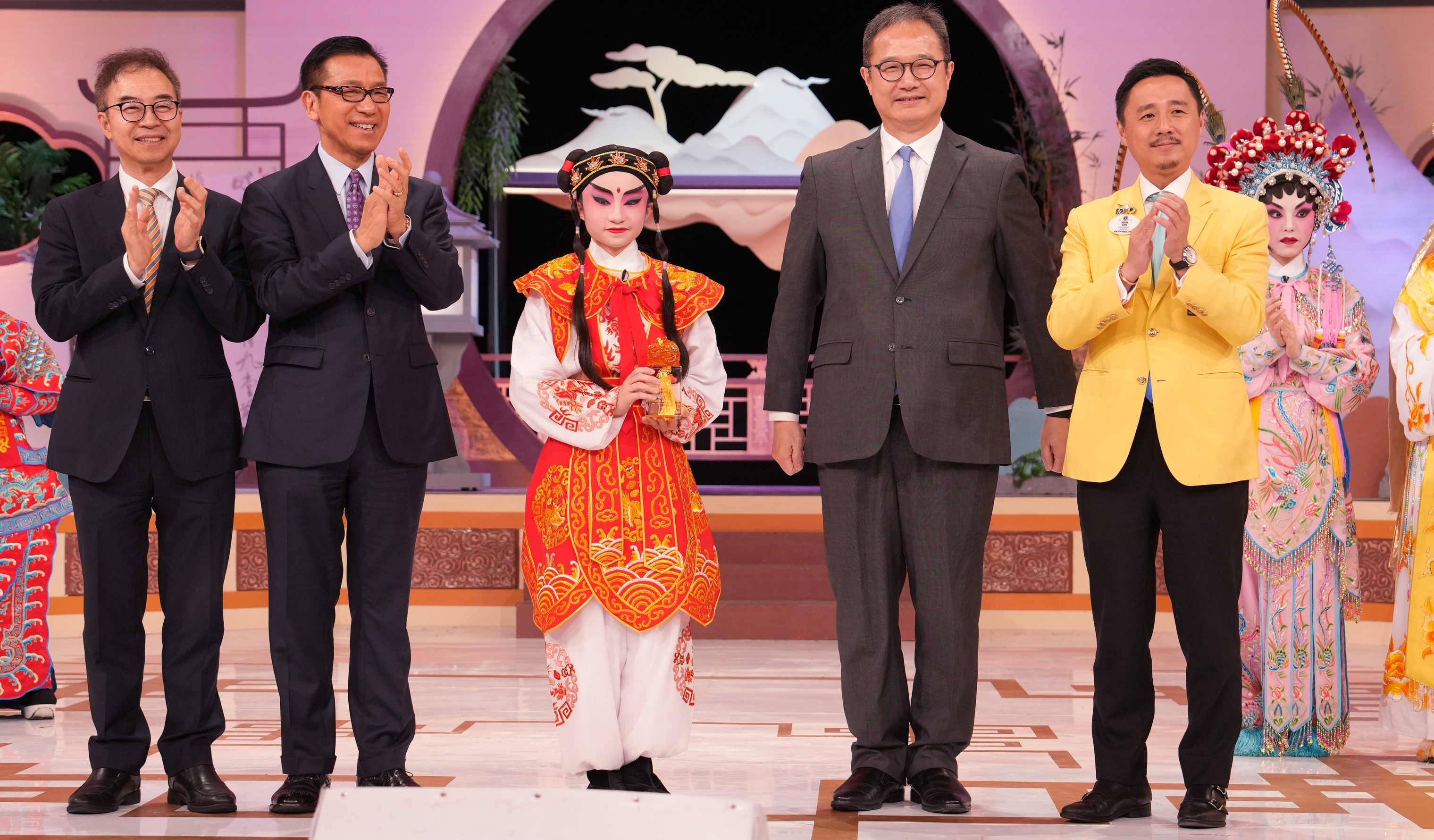 「第三屆全港兒童及青少年粵劇折子戲公開大賽」兒童組冠軍宗樂瑶獲得一萬元獎金鼓勵。