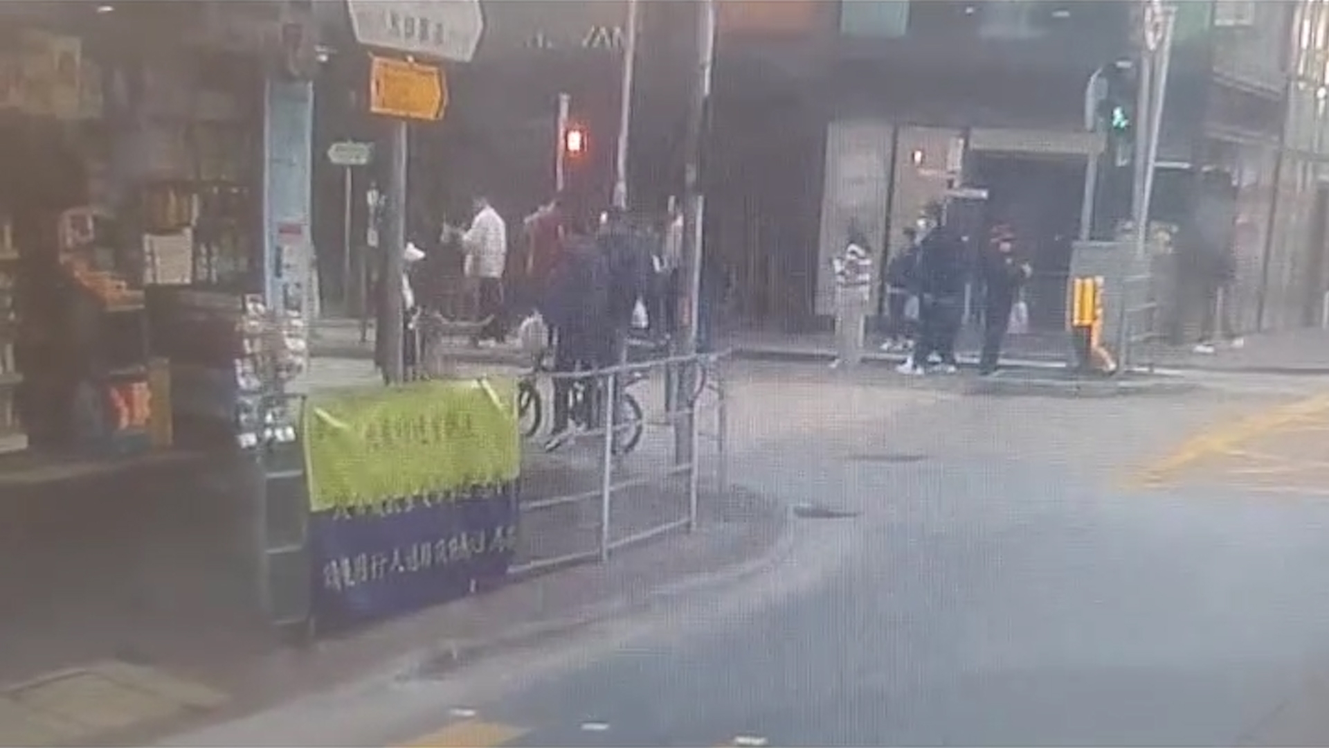 車Cam直擊｜紅磡外賣單車「衝紅燈」撞過馬路街坊　過路女途人慘被撞倒地