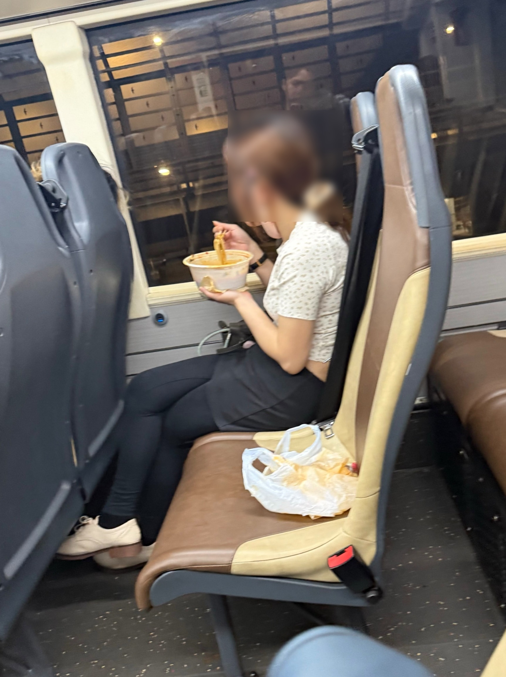 東張西望報料｜巴士車廂公然食麵兼霸位放膠袋　街坊怒斥欠公德