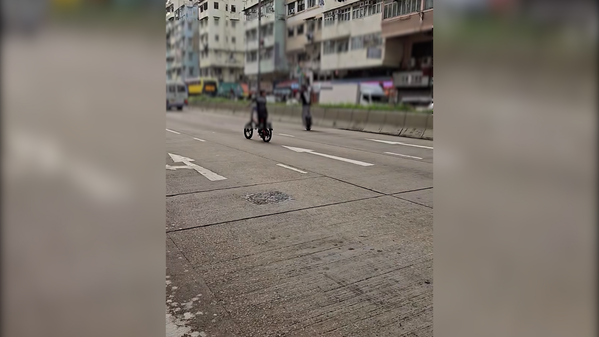 東張西望跟進｜青年電動單車當馬路樂園　任意飛馳隨意掉頭　網民震怒：警方幾時做嘢？ （FB@香港交通及突發事故報料區）
