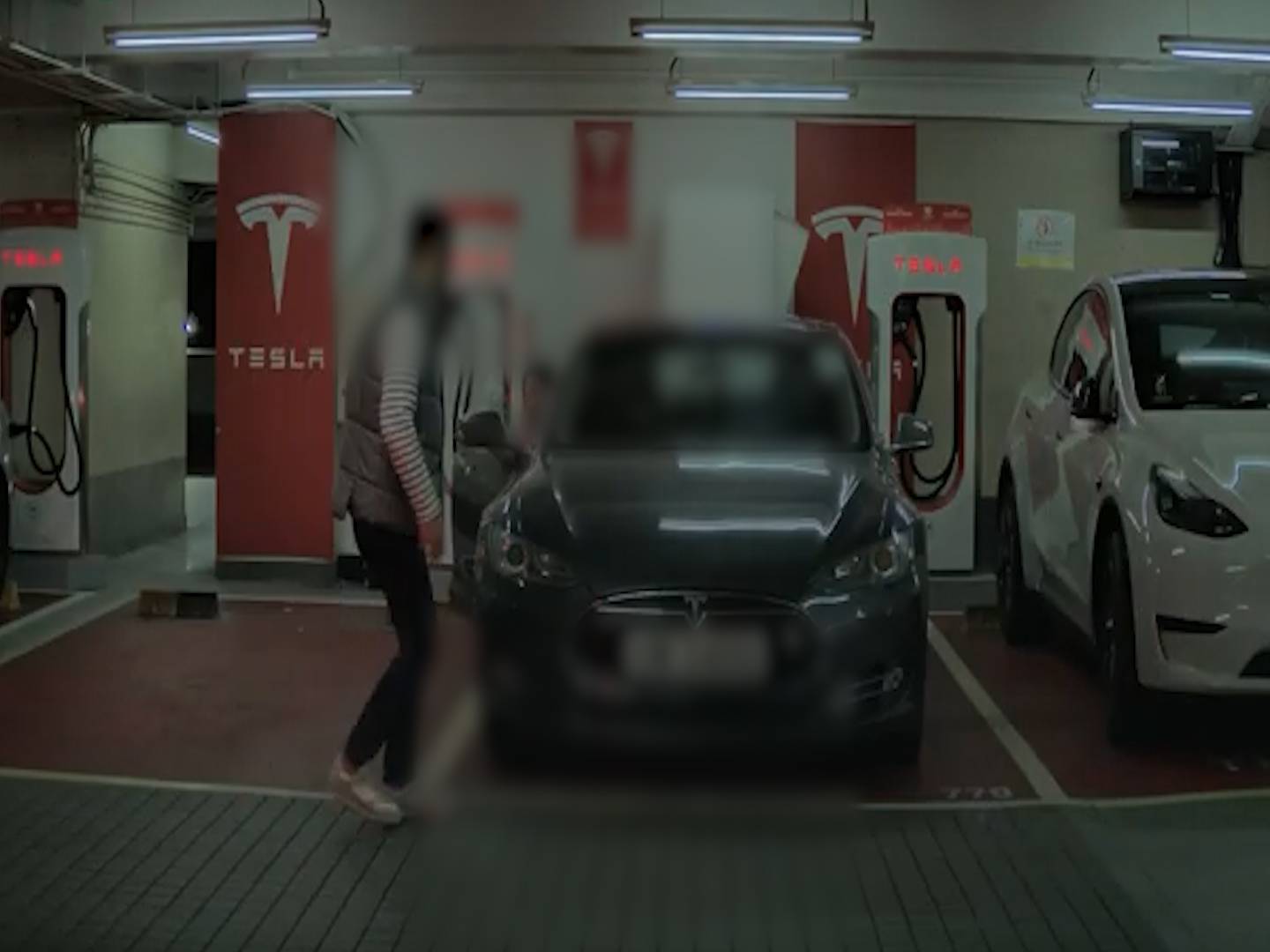 Tesla女司機停車場泊車有人睇實都揩花對面