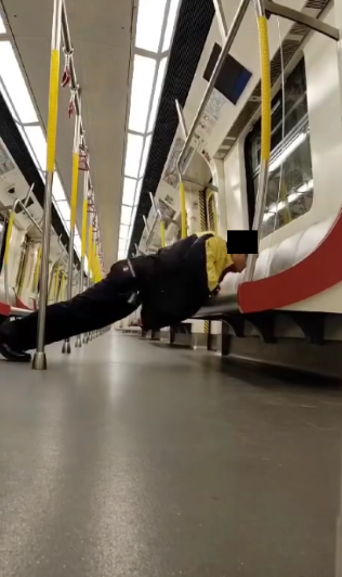 港鐵職員車廂猛做掌上壓影片瘋傳　1分鐘做73下耐力驚人　港鐵有回應