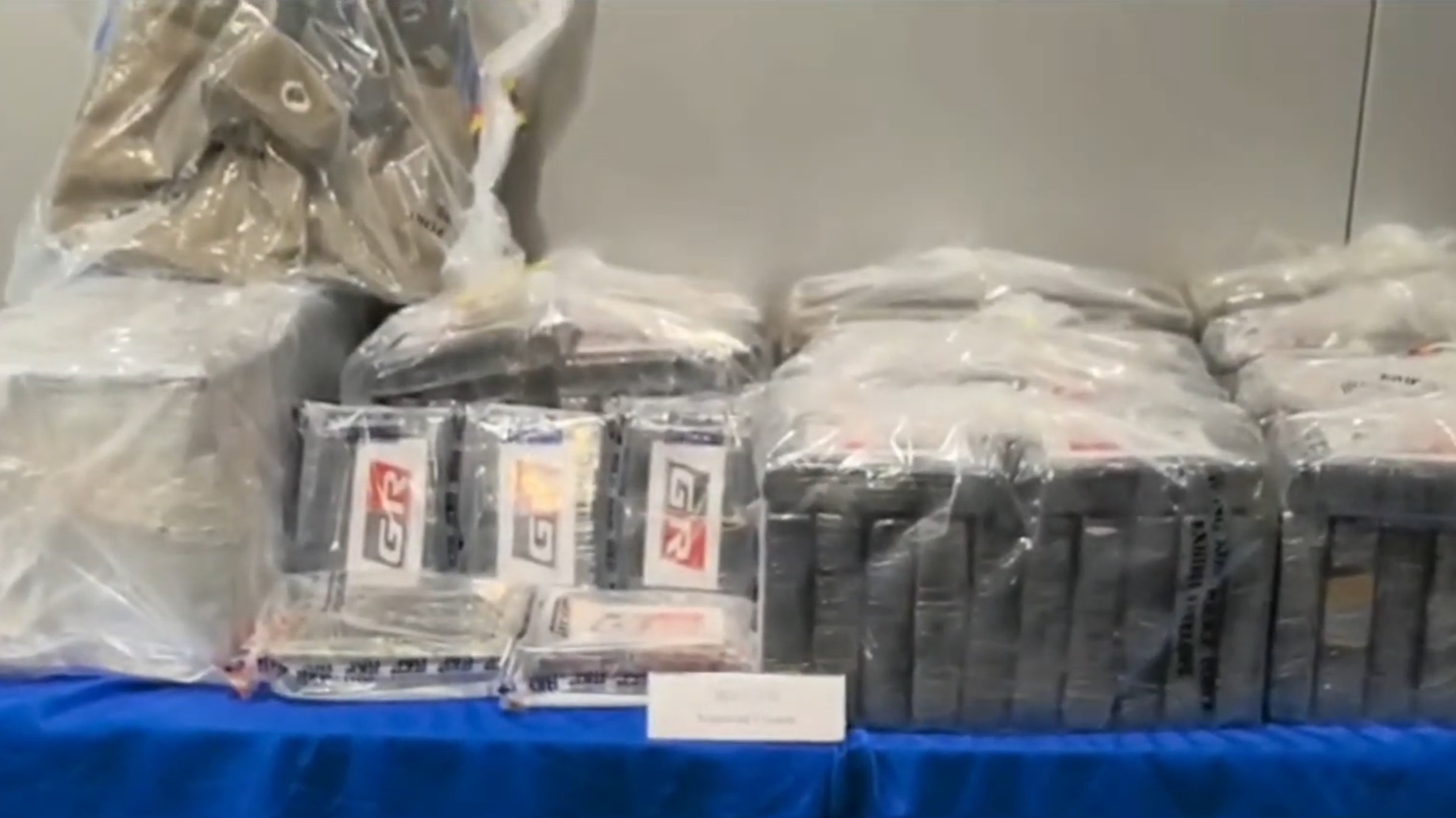 警方檢獲125公斤懷疑可卡因，市值約8100萬元。（警方YouTube直播截圖）