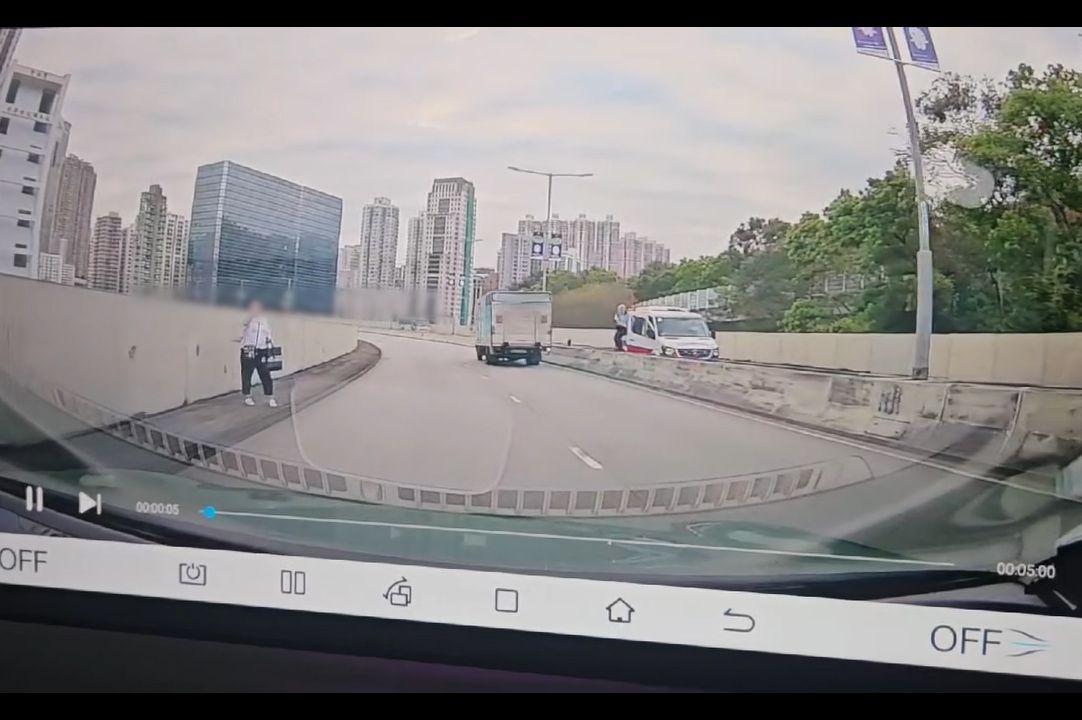 荃灣大河道天橋頂女子亂跑疑碰瓷，警察落車「成功追截」。