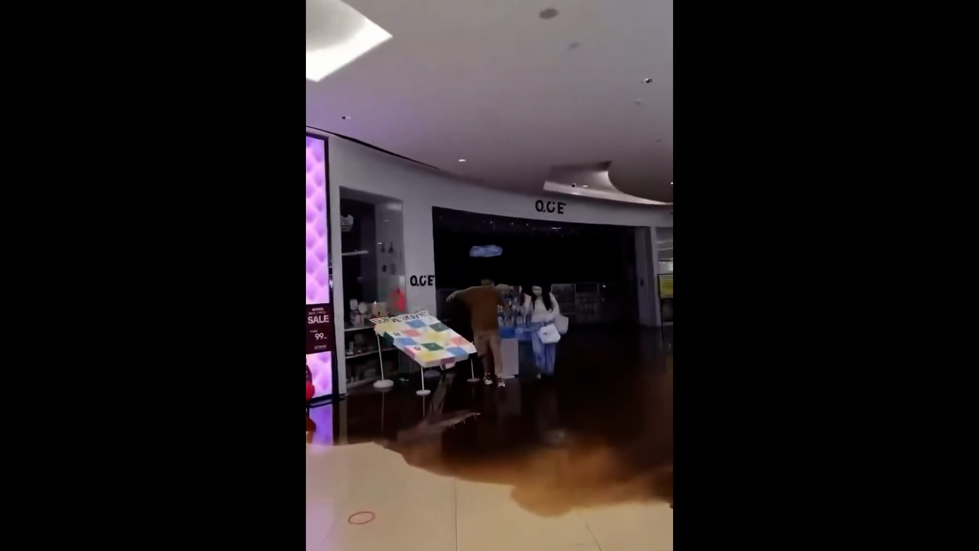 商場工作人員澄清，有關黑色液體並非廁所管道破裂，而是消防管道破裂。液體主要是管道內積存的鐵銹及泥沙積水，無糞便、無異味。