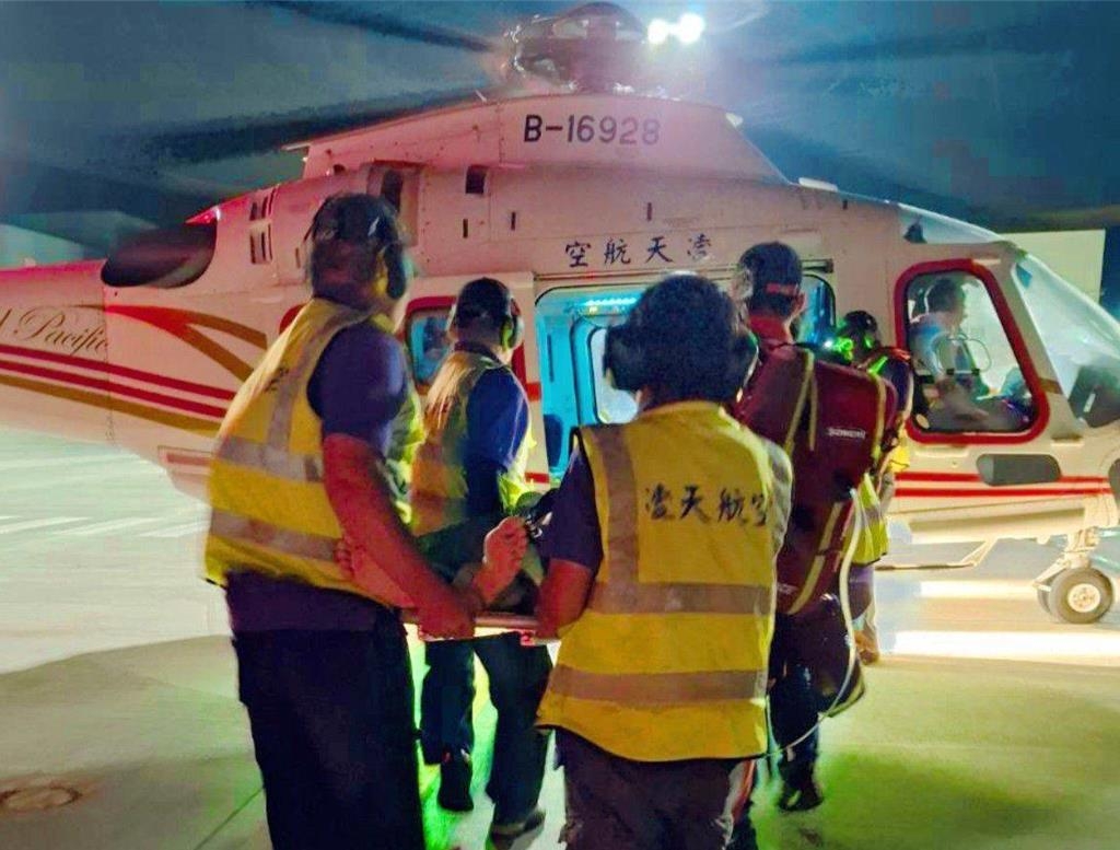 2025年6月10日澎湖縣／澎湖駐地醫療直昇機凌天航空，9日深夜跨海後送疑因按摩出包而半身截癱男子到高醫搶救。（凌天航空提供／許逸民澎湖傳真）